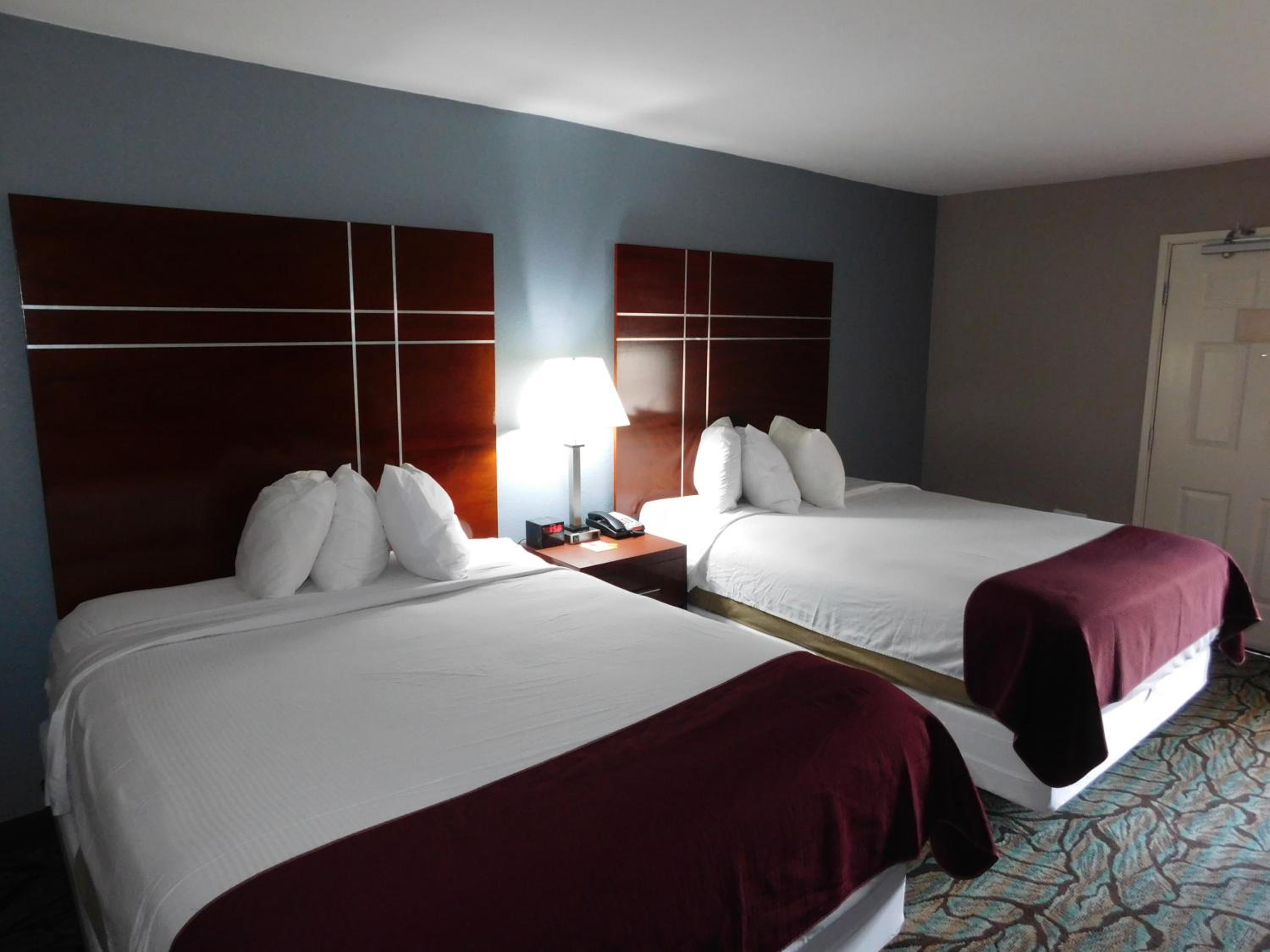 Queen Room with Two Queen Beds - Non-Smoking - Photo 9