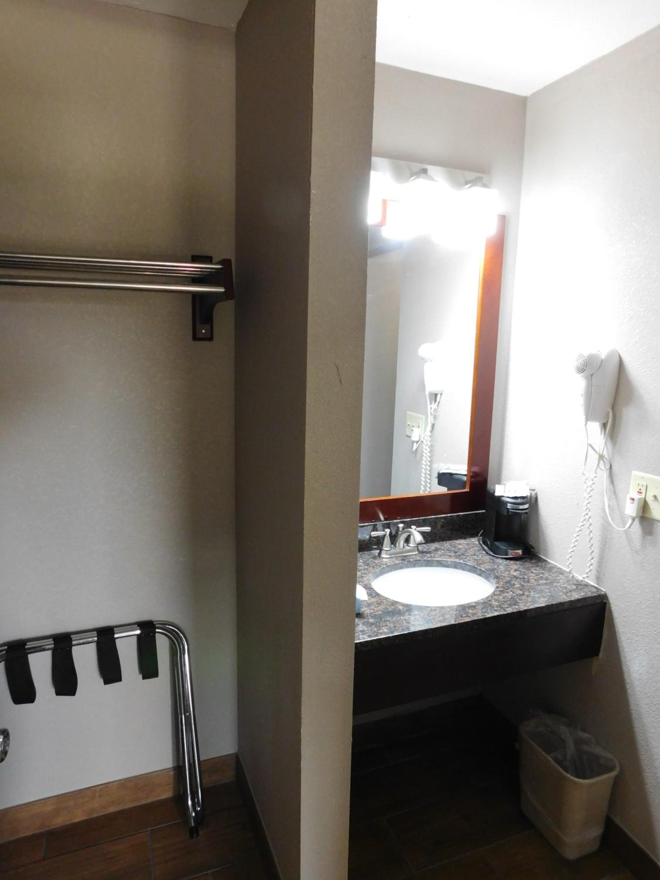 King Room - Non-Smoking - Photo 6