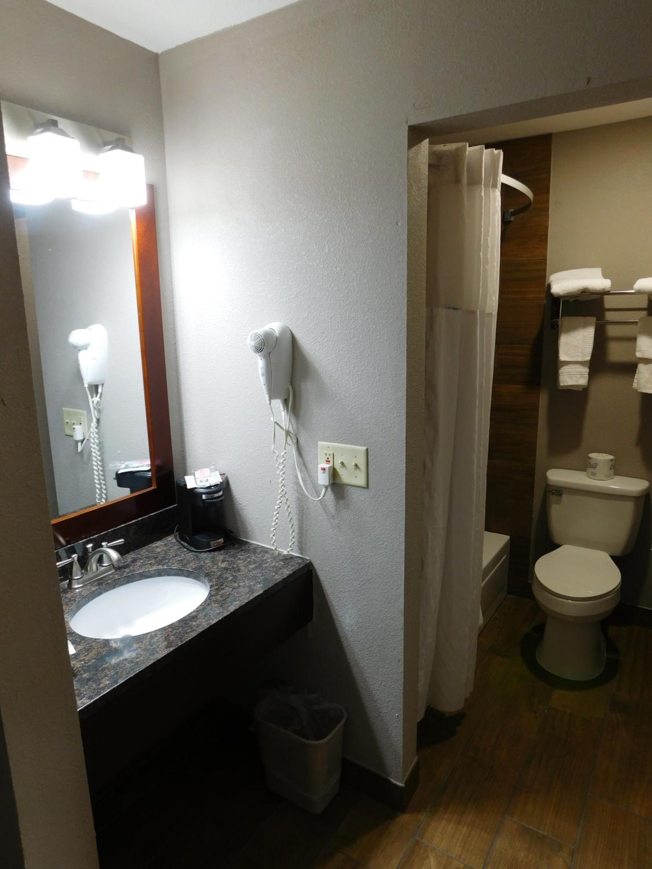 Queen Room with Two Queen Beds - Non-Smoking - Photo 4