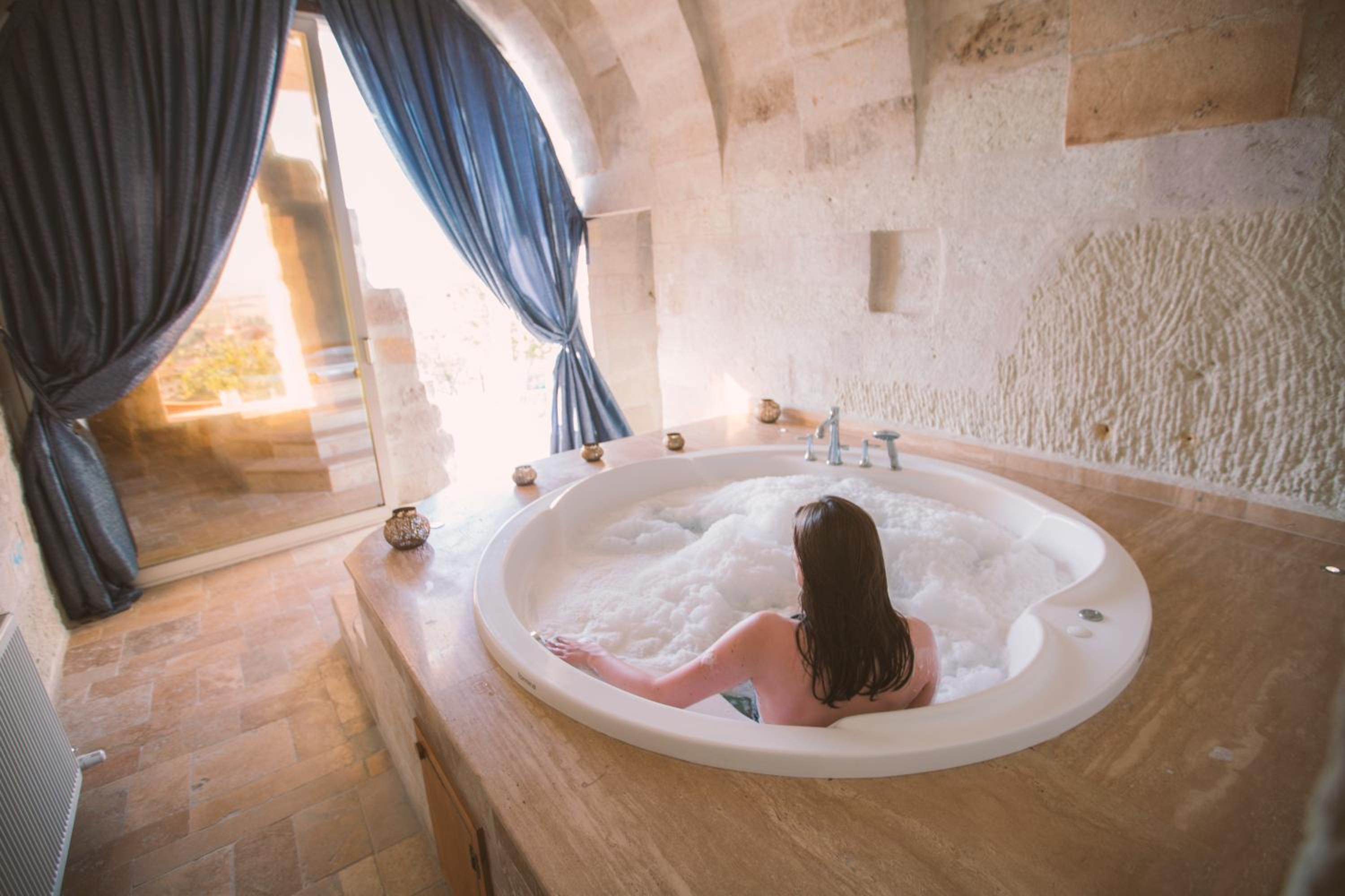 Premium Honeymoon Cave Suite - Photo 4