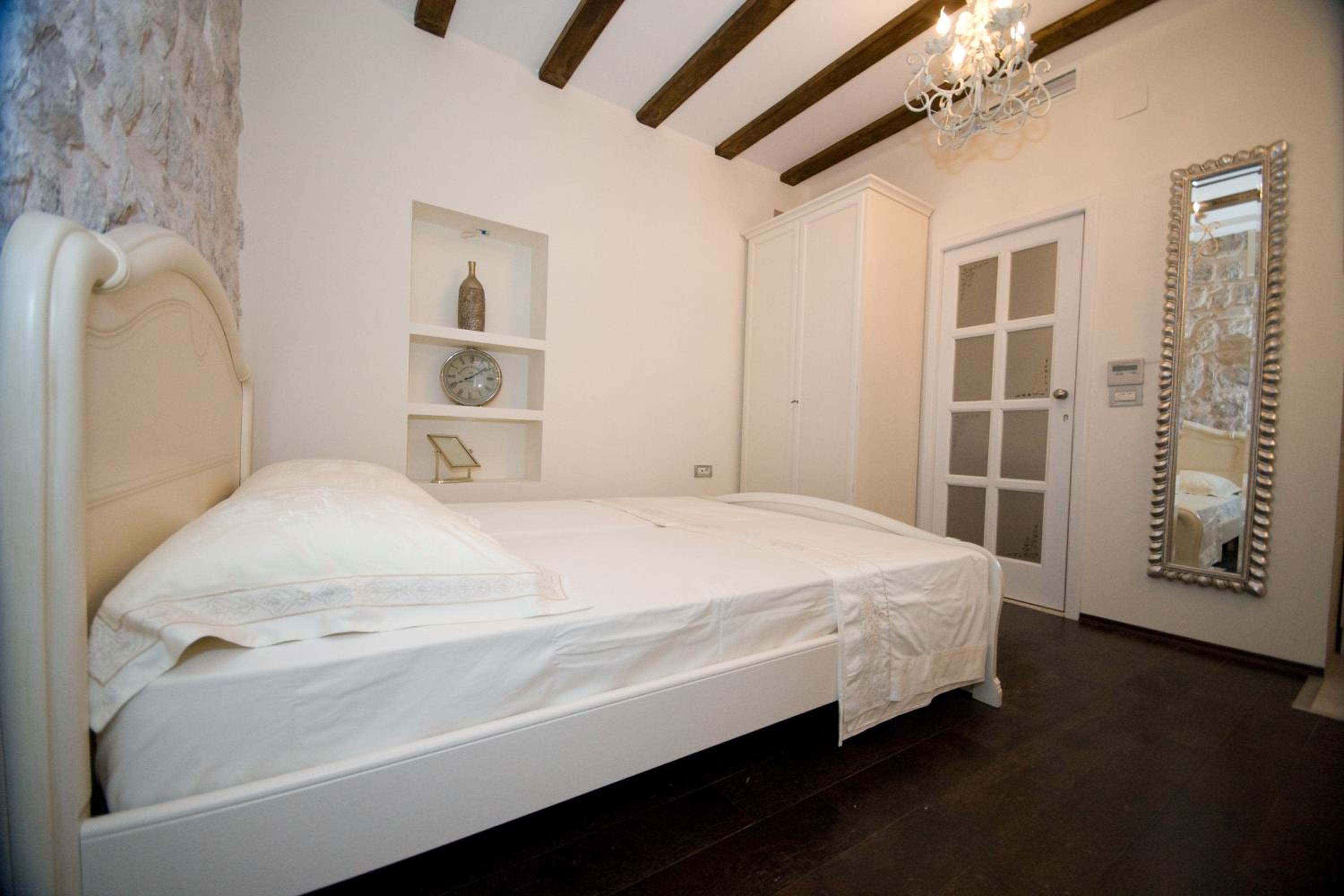 Studio Apartment photo 1