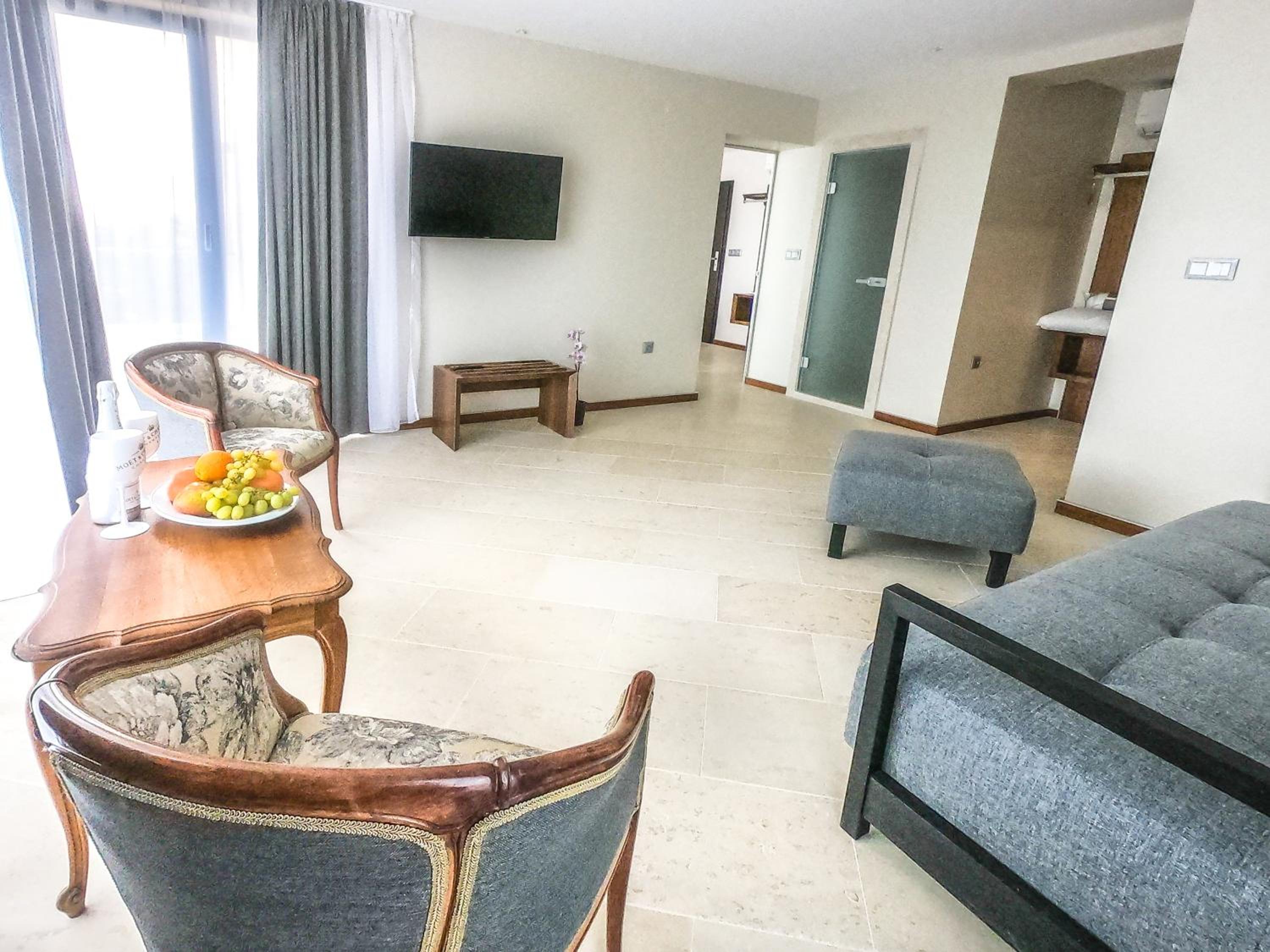 Deluxe Suite with Sea View photo 2