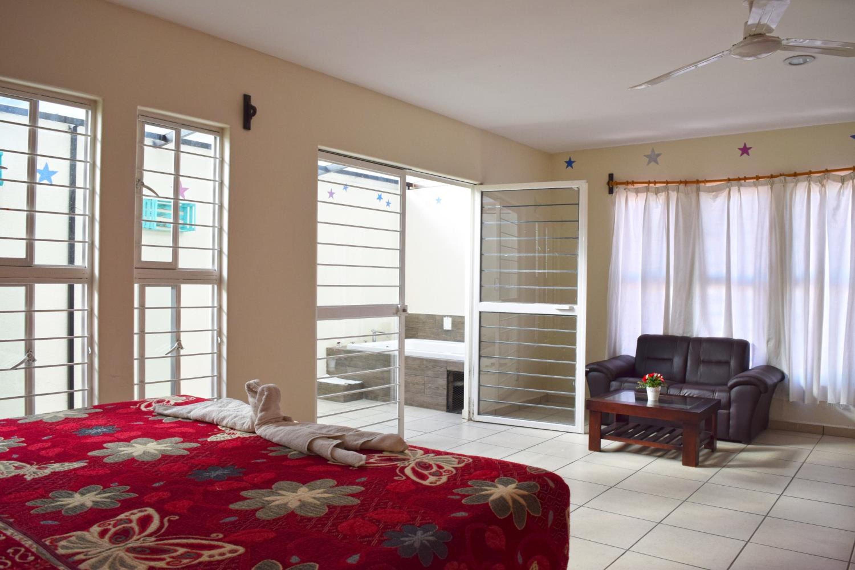 Deluxe Suite with Spa Bath photo 2