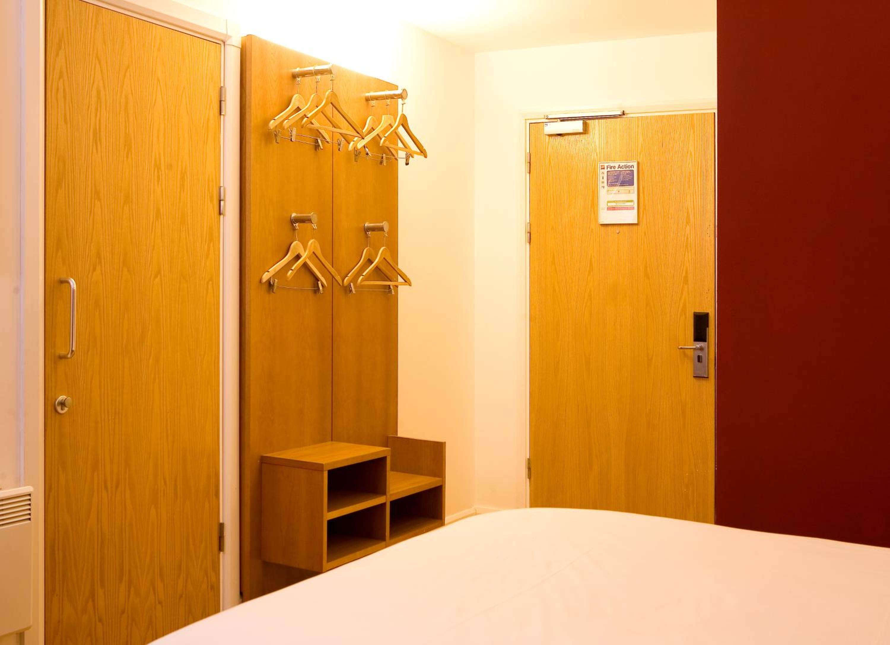 Standard Twin Room - Photo 1