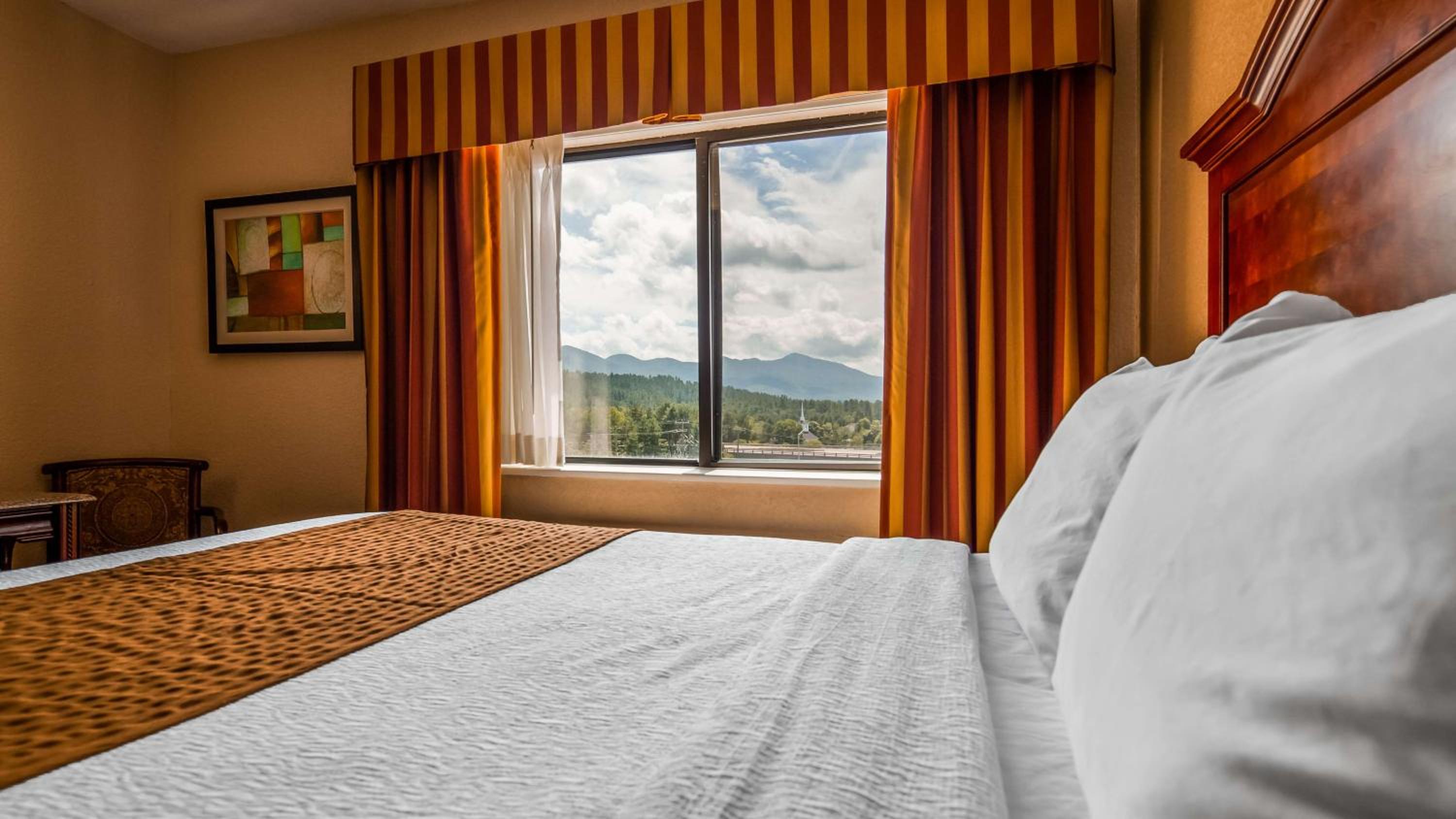 Queen Room with Two Queen Beds - Non-Smoking Mountain Side - Photo 2