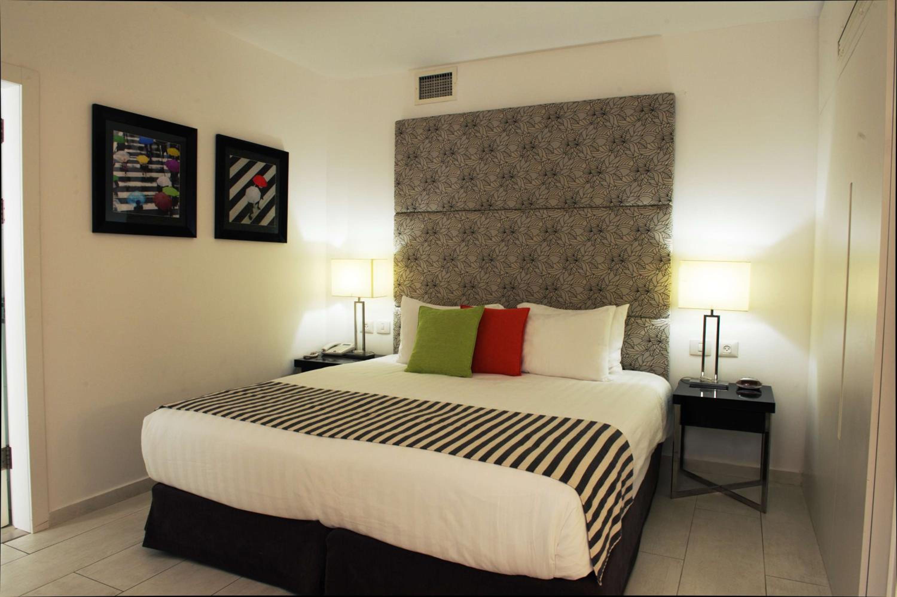 Executive One-Bedroom Suite with Balcony, Kitchenette & Sea View  photo 3