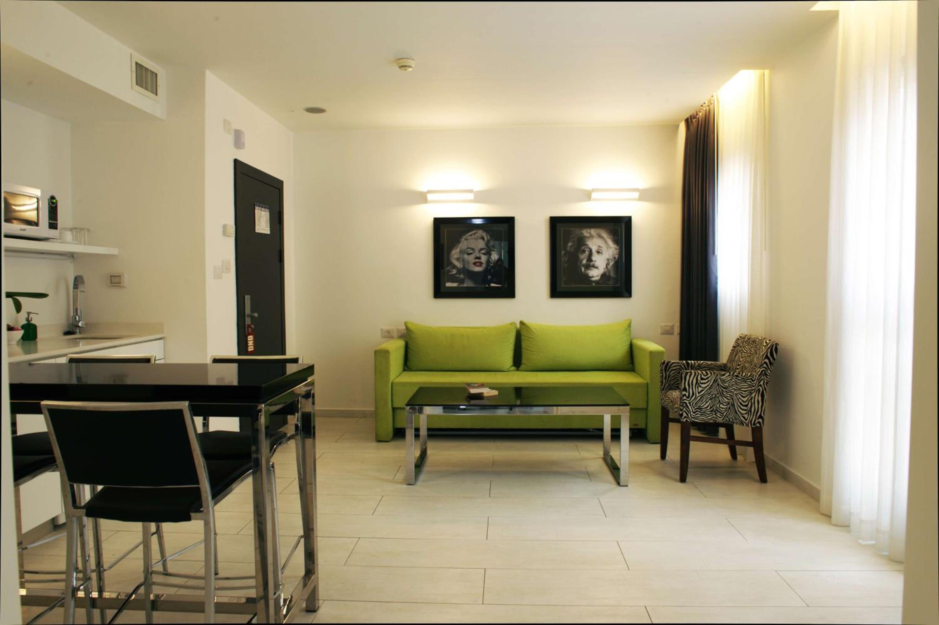 Queen Suite with Sofa Bed - Photo 7