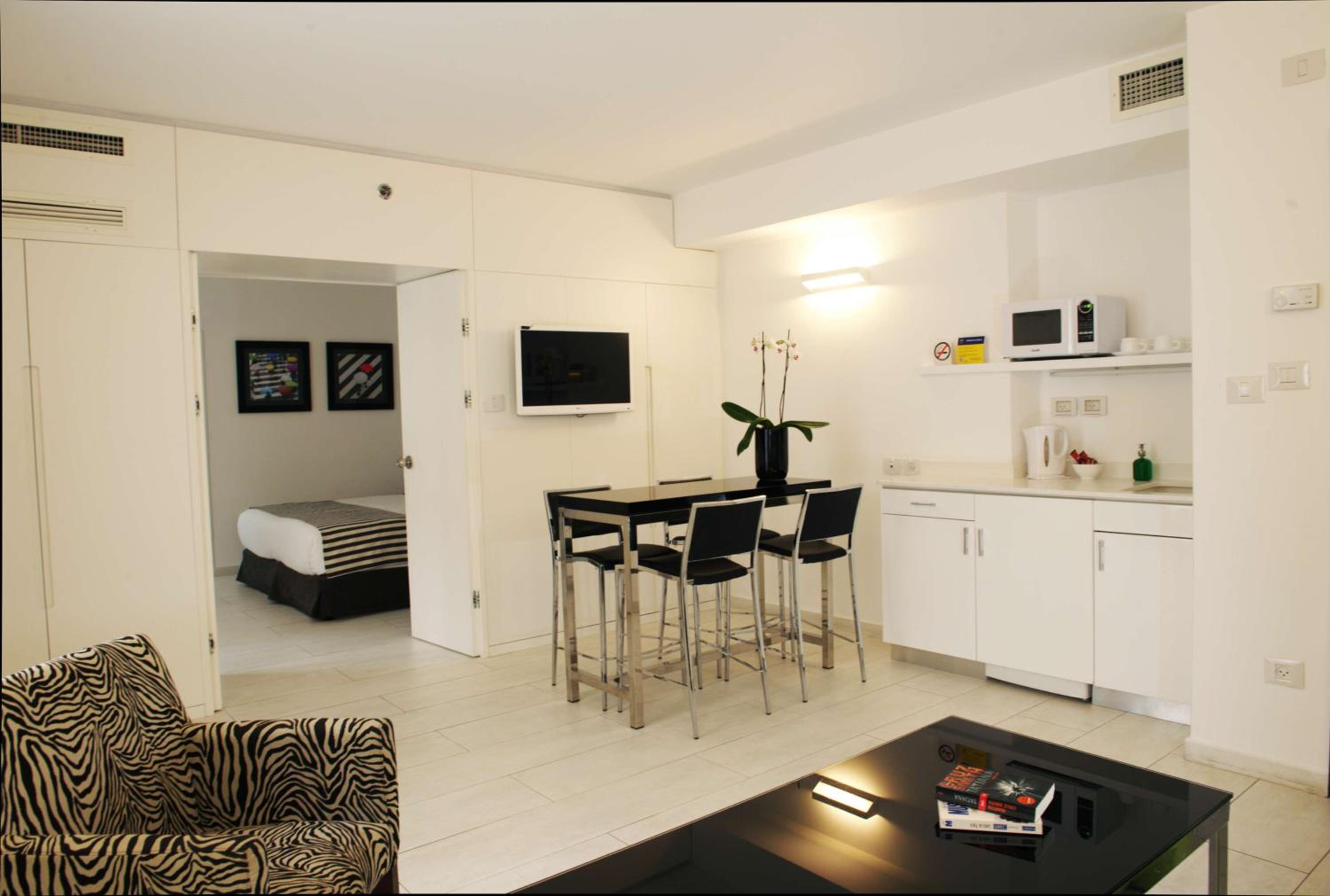 Queen Suite with Sofa Bed - Photo 8