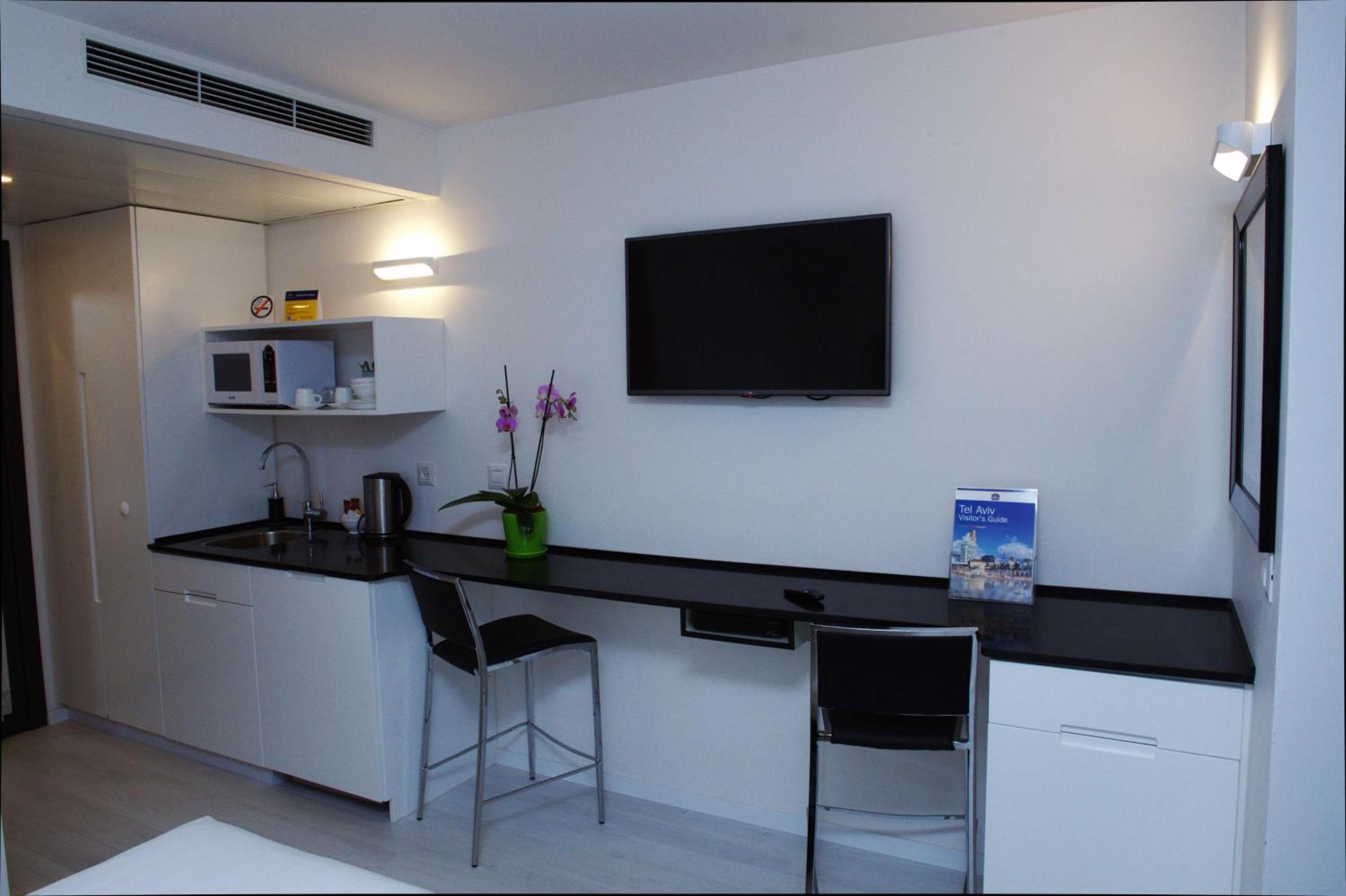 Junior Queen Suite - Photo 1