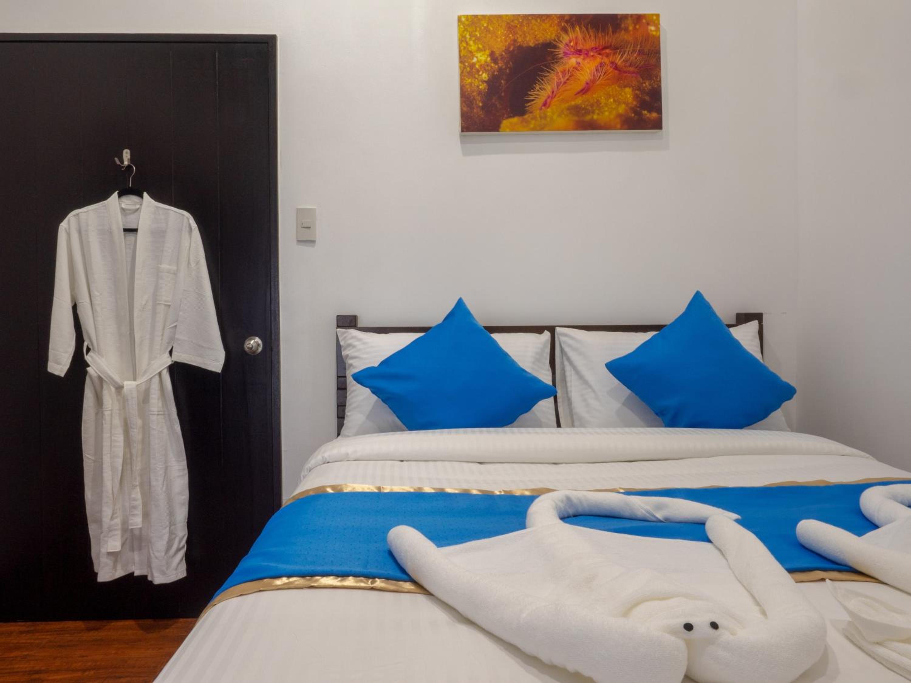 Deluxe Double Room with Balcony and Sea View - Photo 3