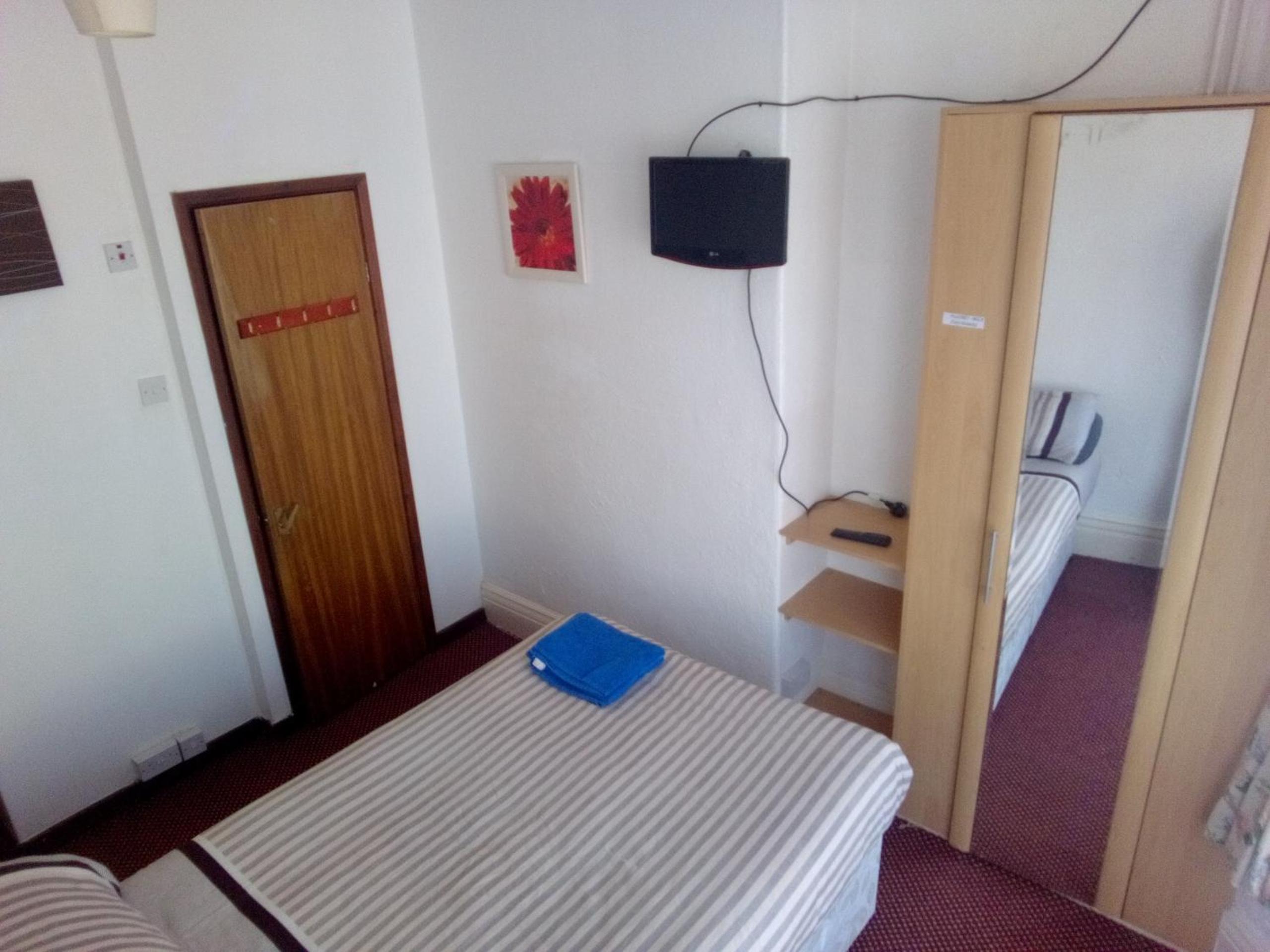 Double Room with Private Bathroom - Photo 14