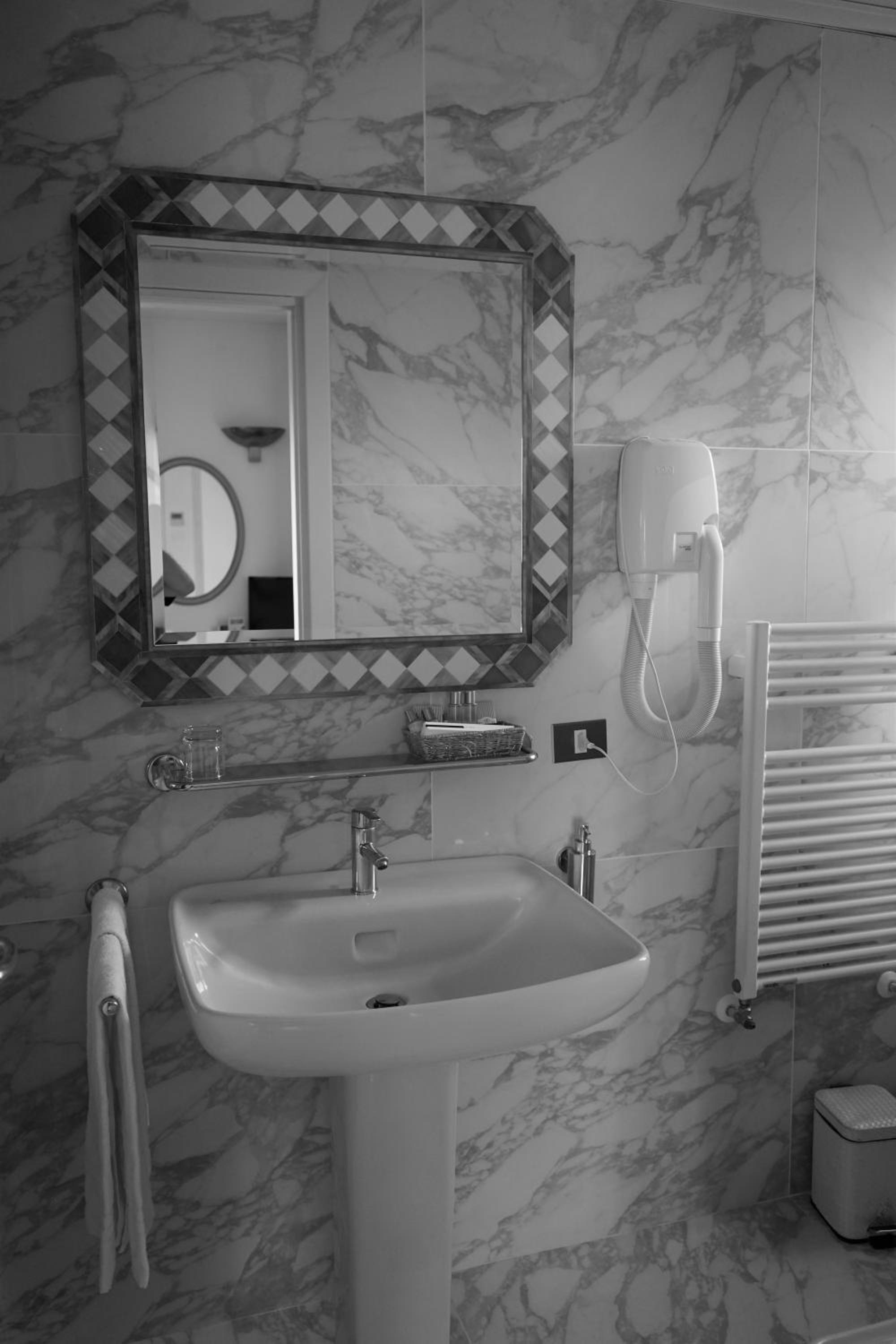 Standard Double Room - Photo 4