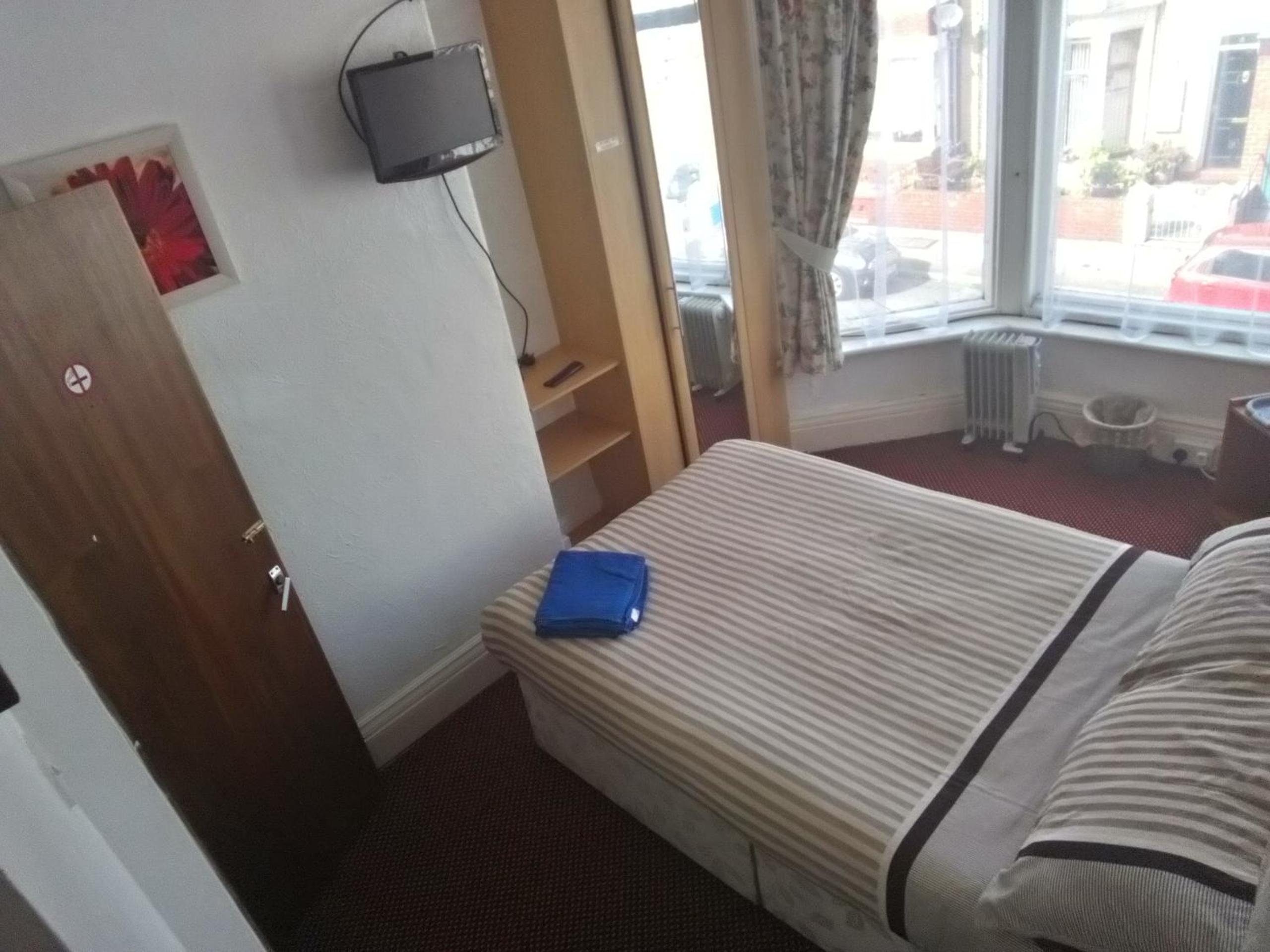 Double Room with Private Bathroom - Photo 13