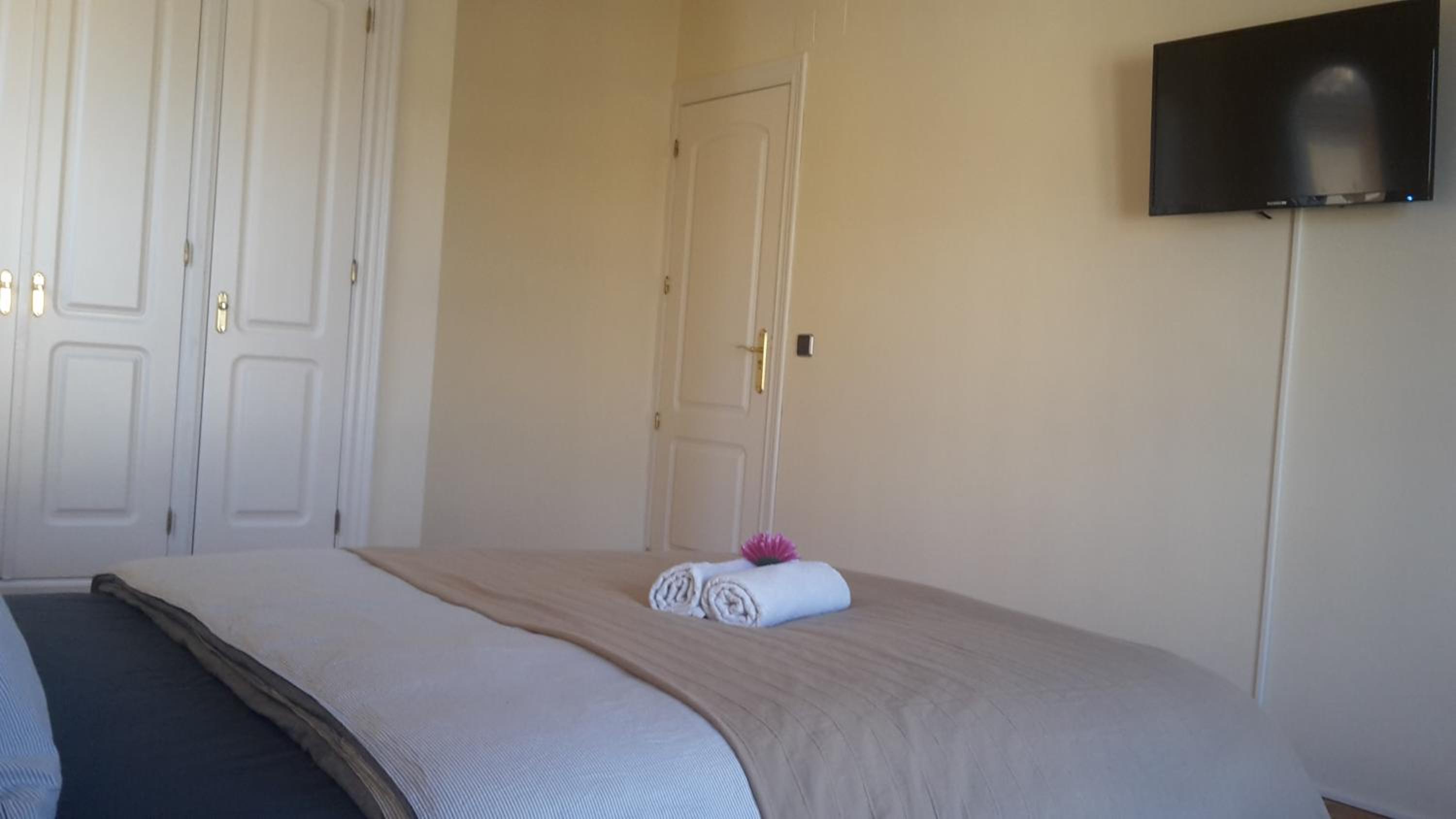 Deluxe Double Room - Photo 9