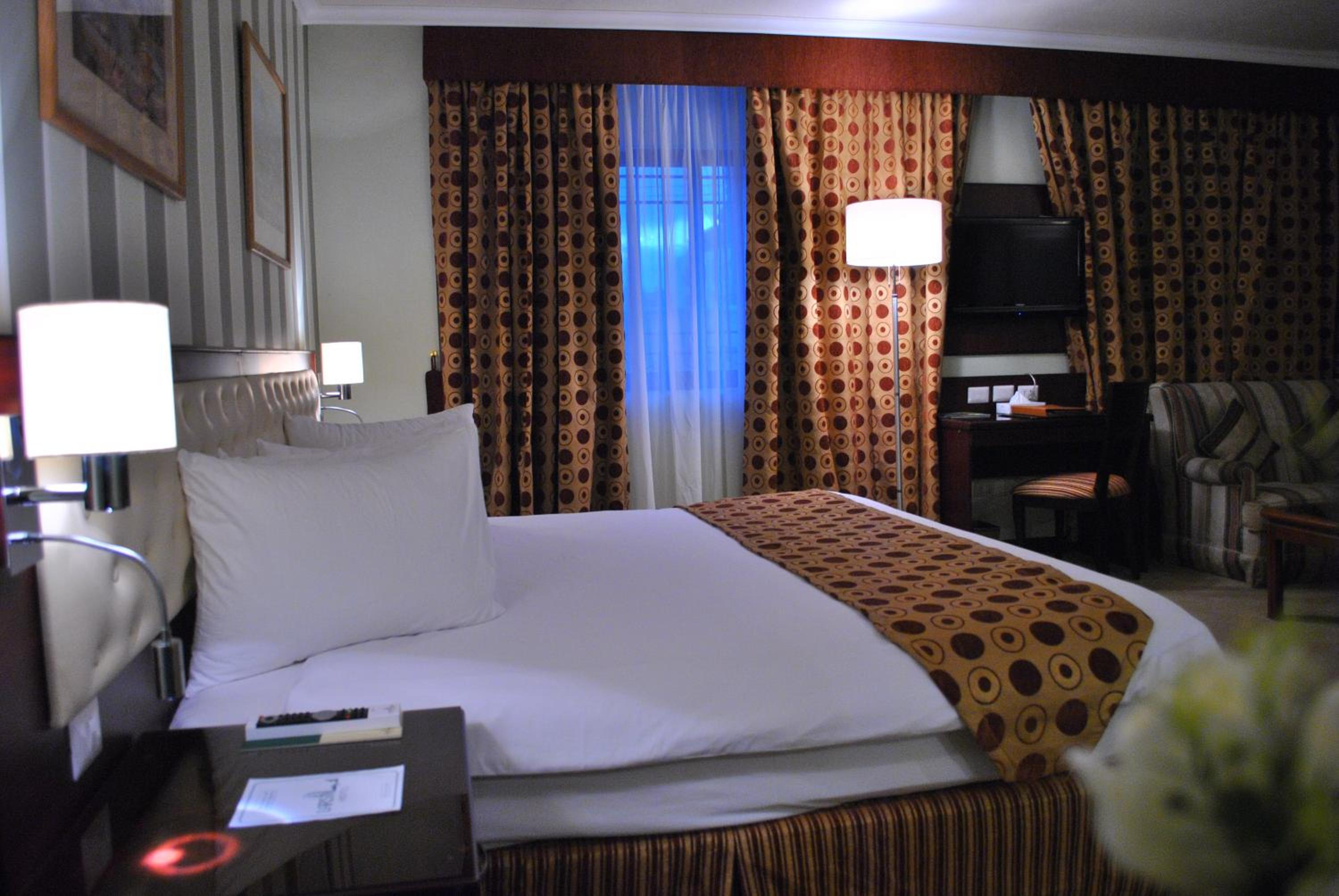 Standard King Room - Photo 4