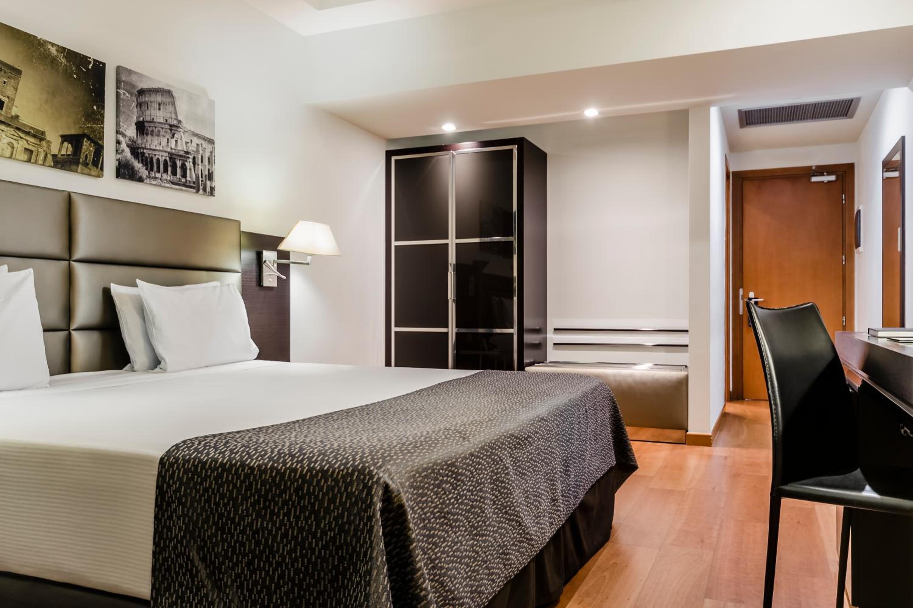 Double or Twin Room with Terrace thumbnail 5