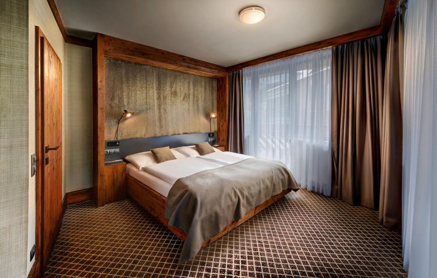 Deluxe One-Bedroom Apartment