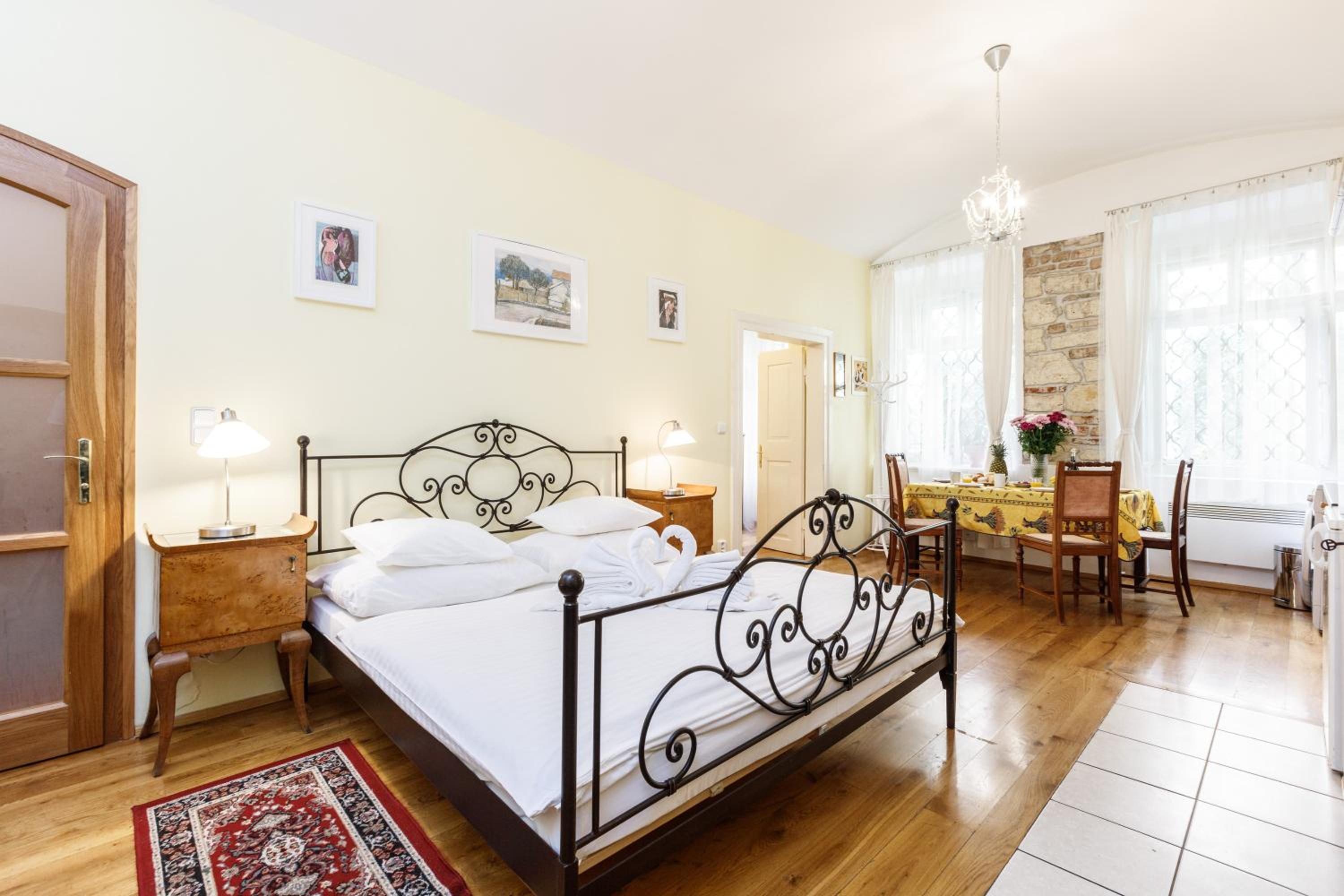 Two-Bedroom Queen Apartment