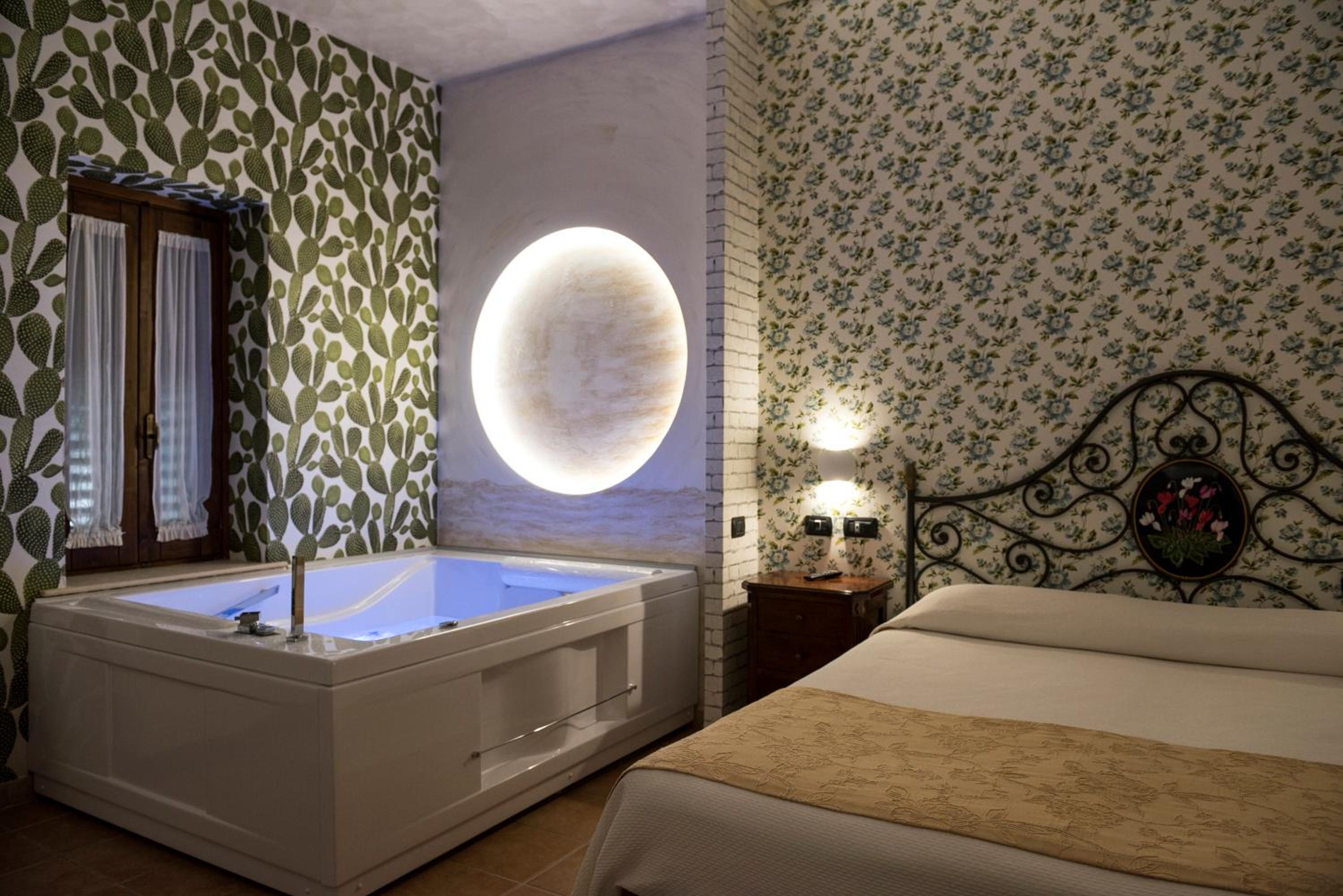 Queen Suite with Spa Bath