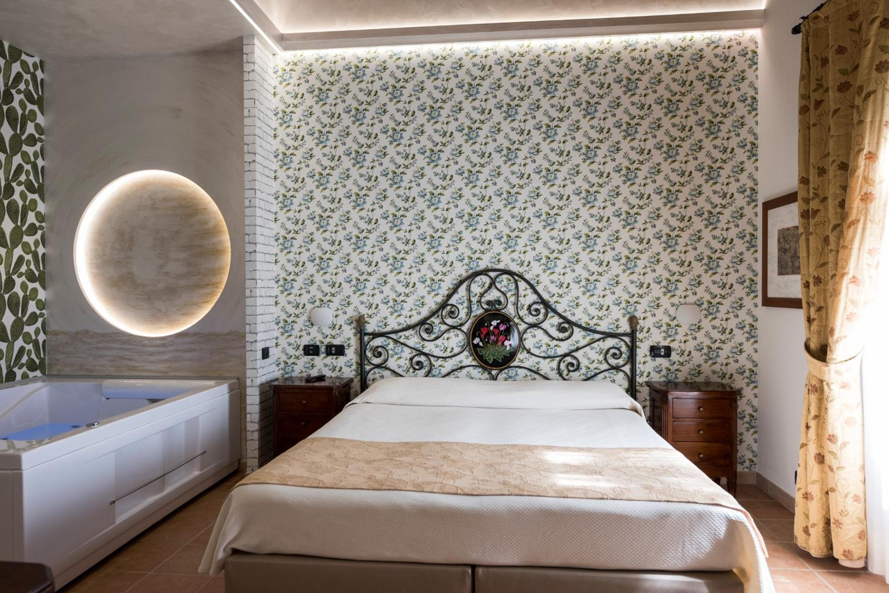 Queen Suite with Spa Bath photo 3