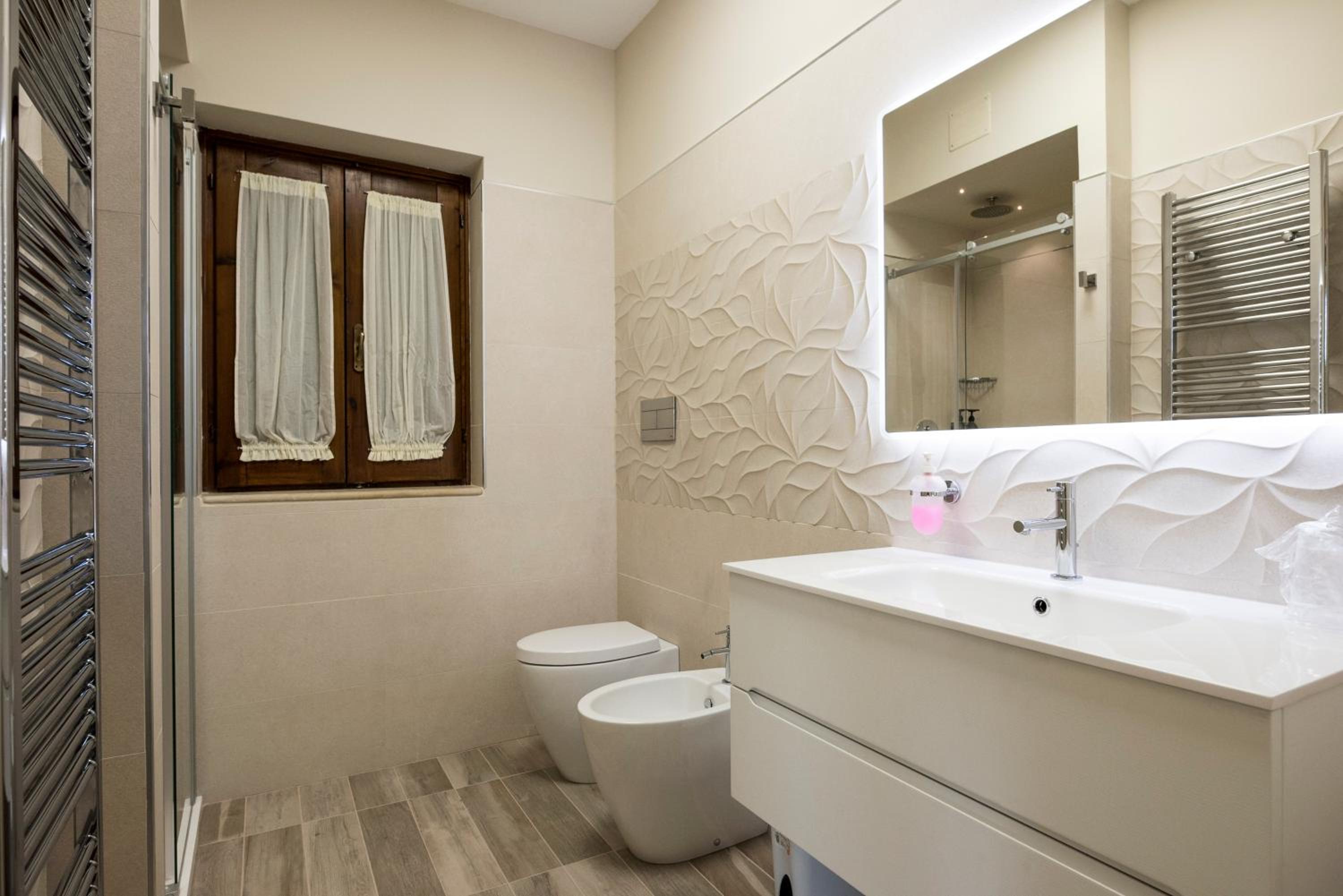 Queen Suite with Spa Bath photo 2