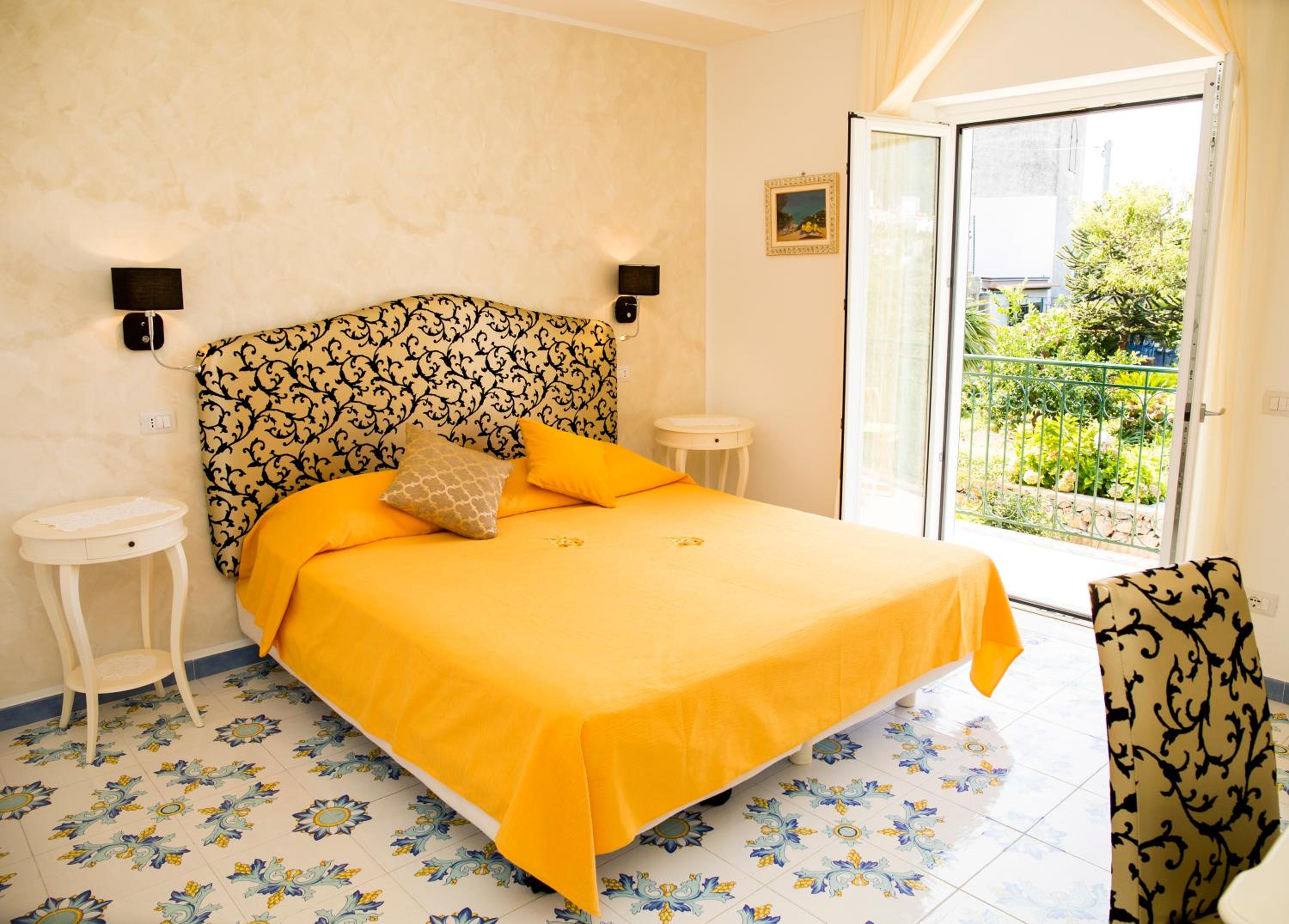 Deluxe Double Room with Balcony and Sea View photo 3