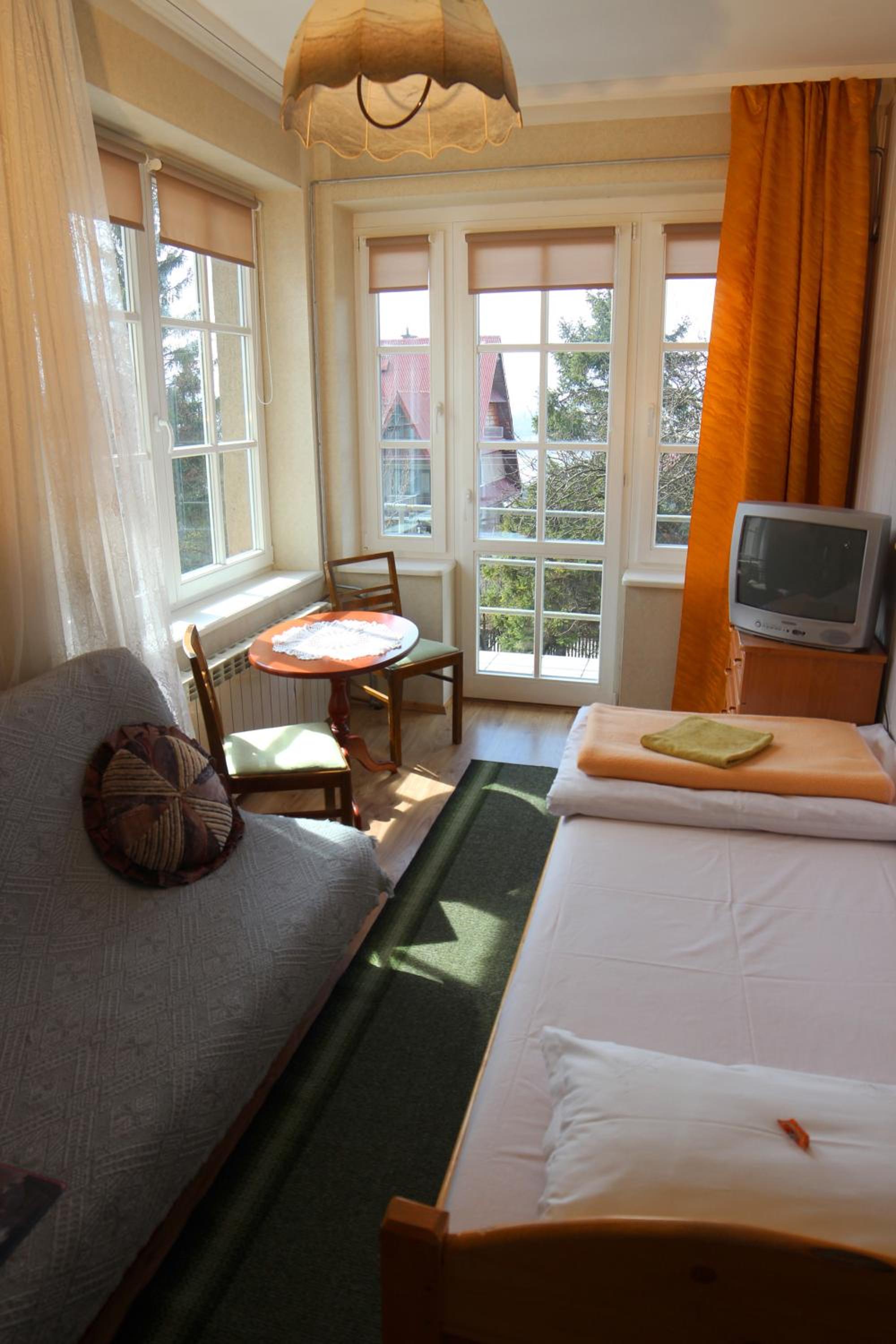 Triple Room with Private Bathroom photo 3