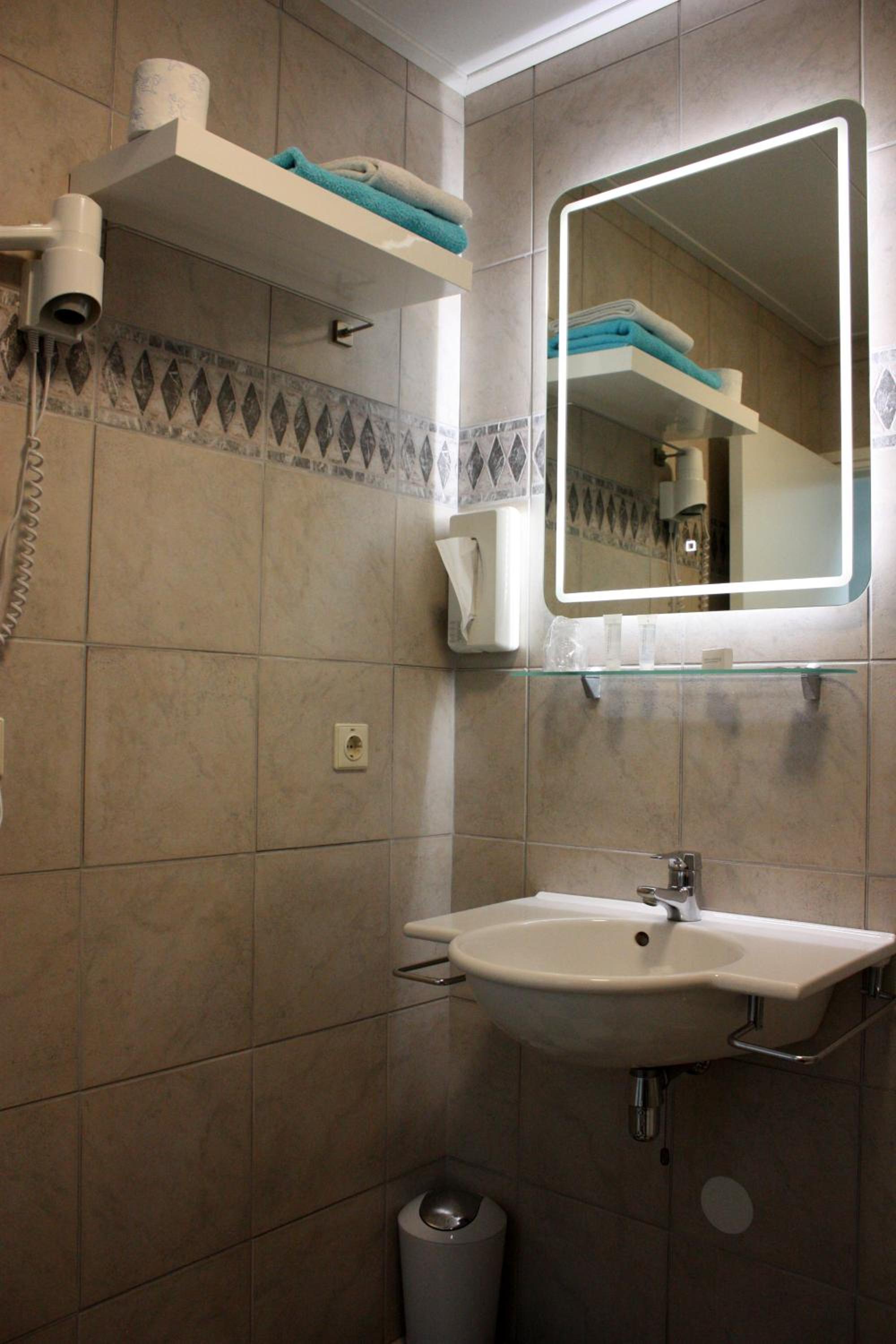 Single Room with Bathroom photo 2