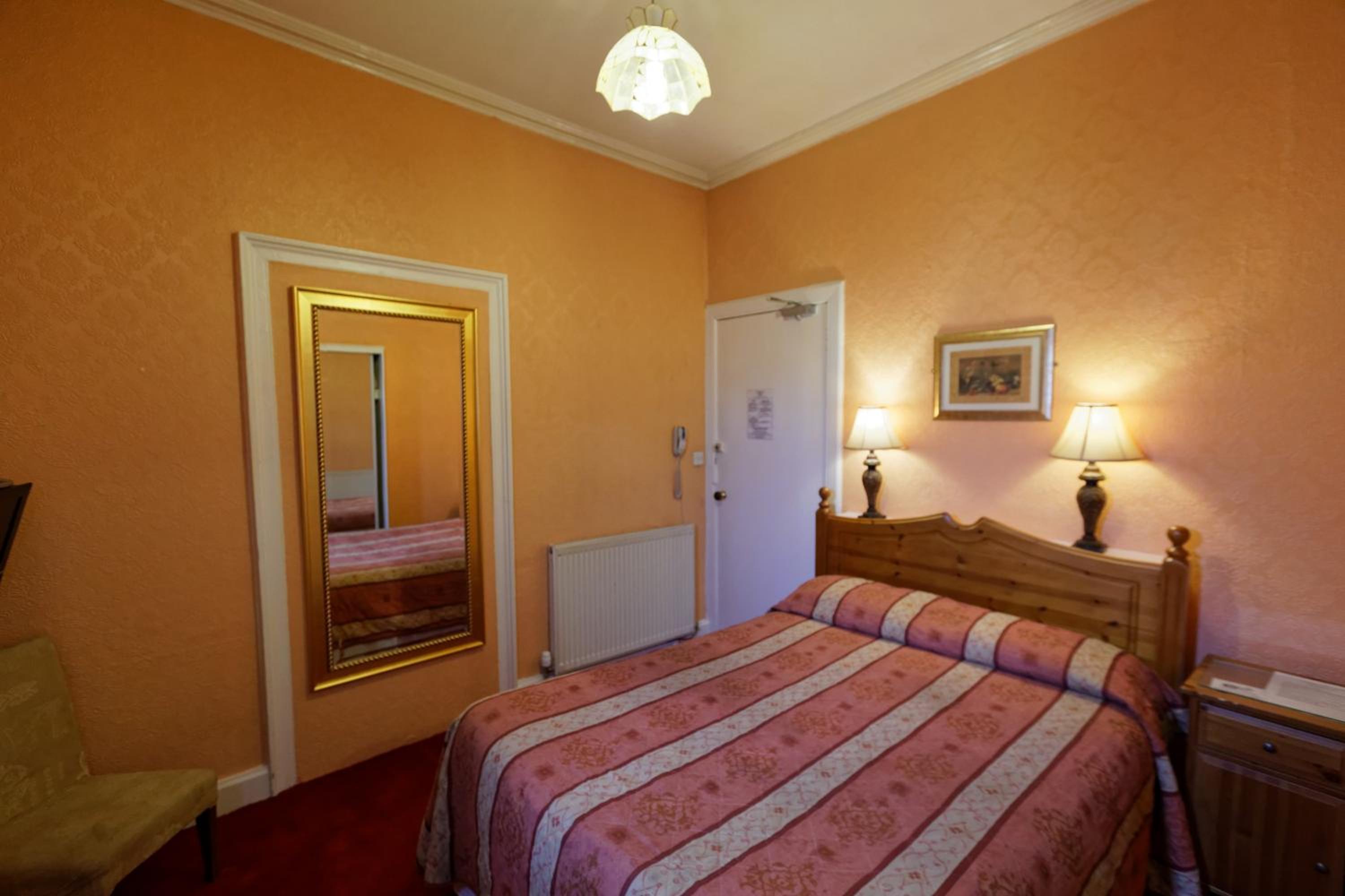 Double Room with Ensuite - Photo 6