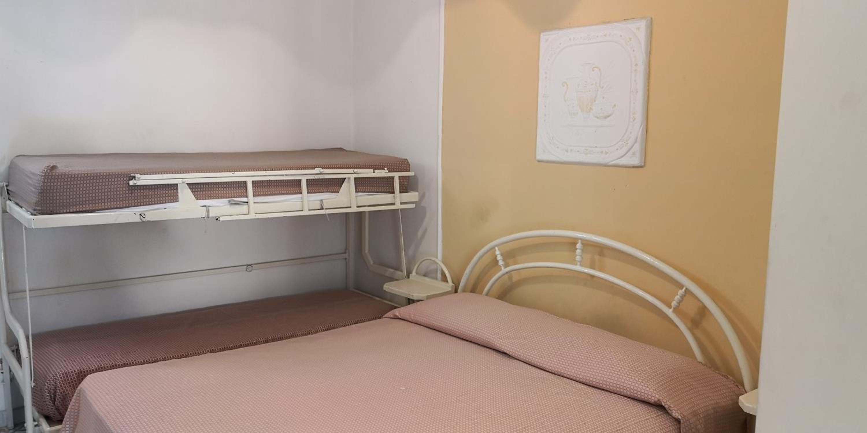 Economy Quadruple Room - Photo 1