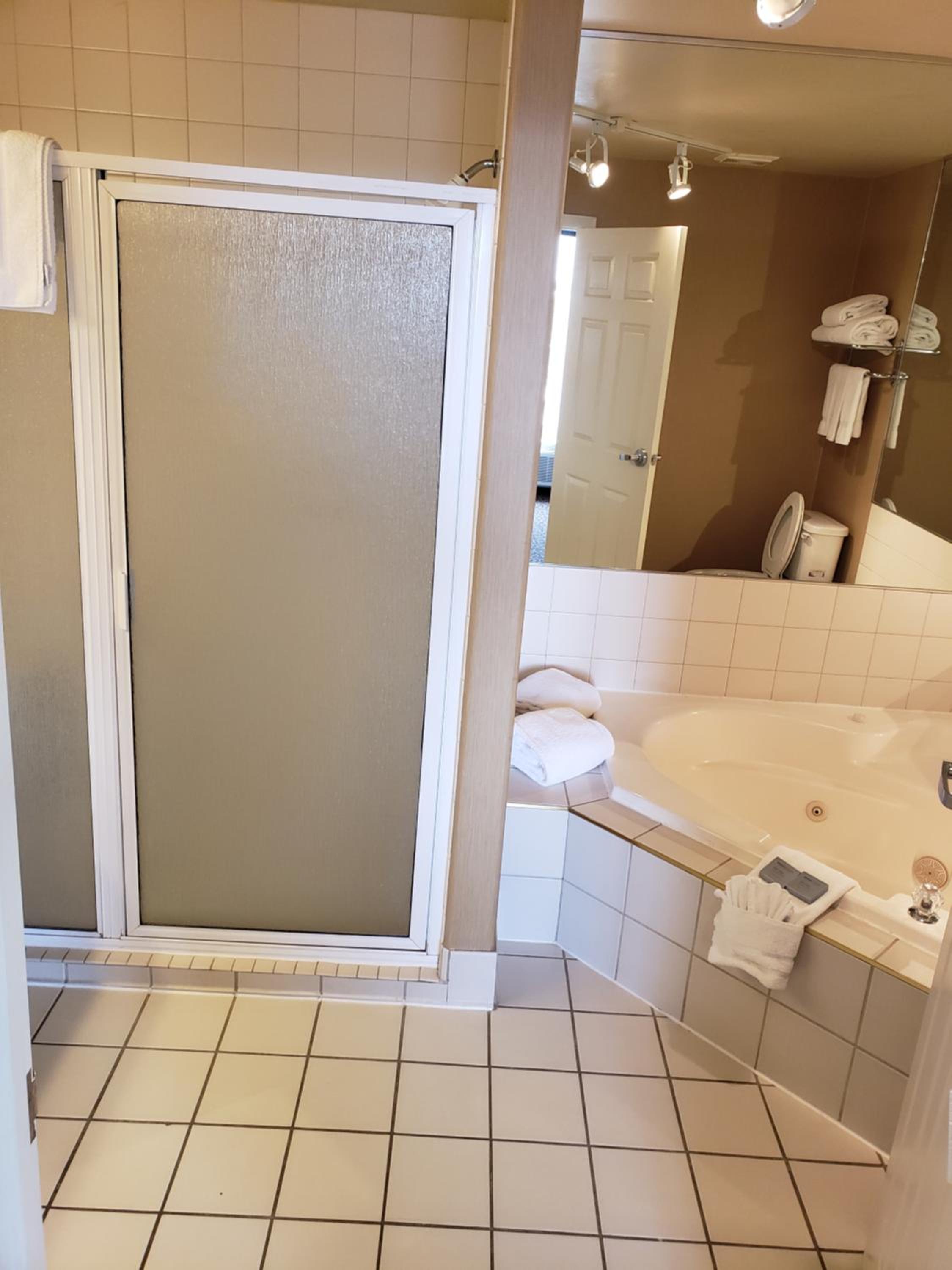 One-Bedroom King Suite Jetted Tub - Non-Smoking - Photo 4