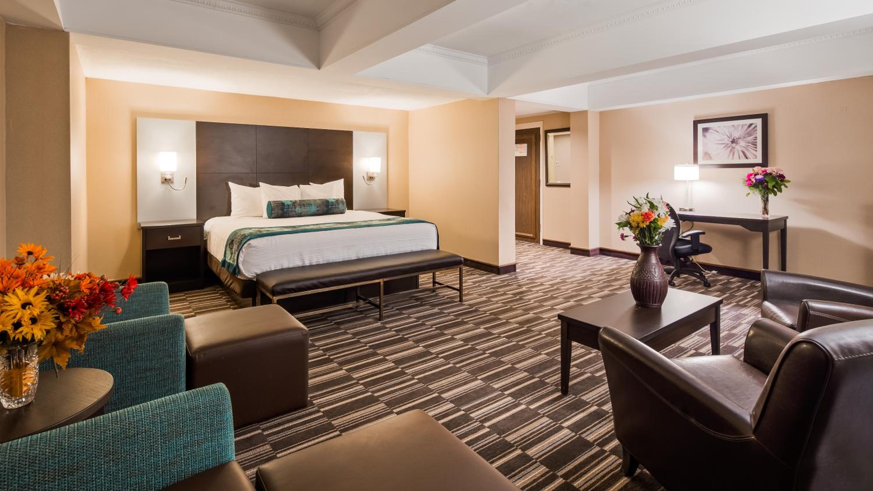 King Room with Jetted Tub - Photo 2