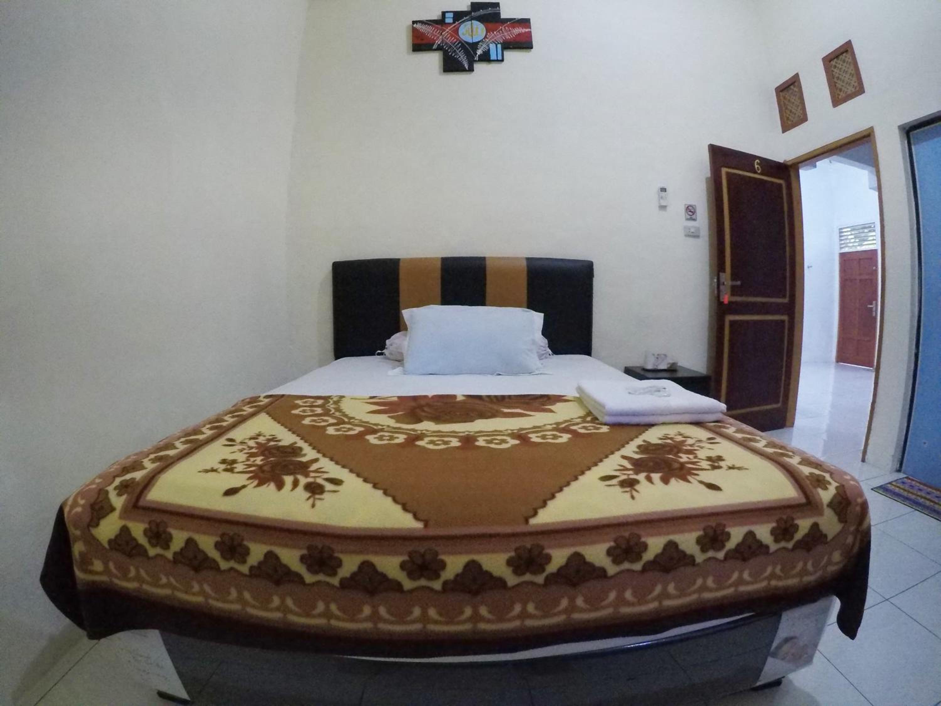 Double Room with Private Bathroom - Photo 10