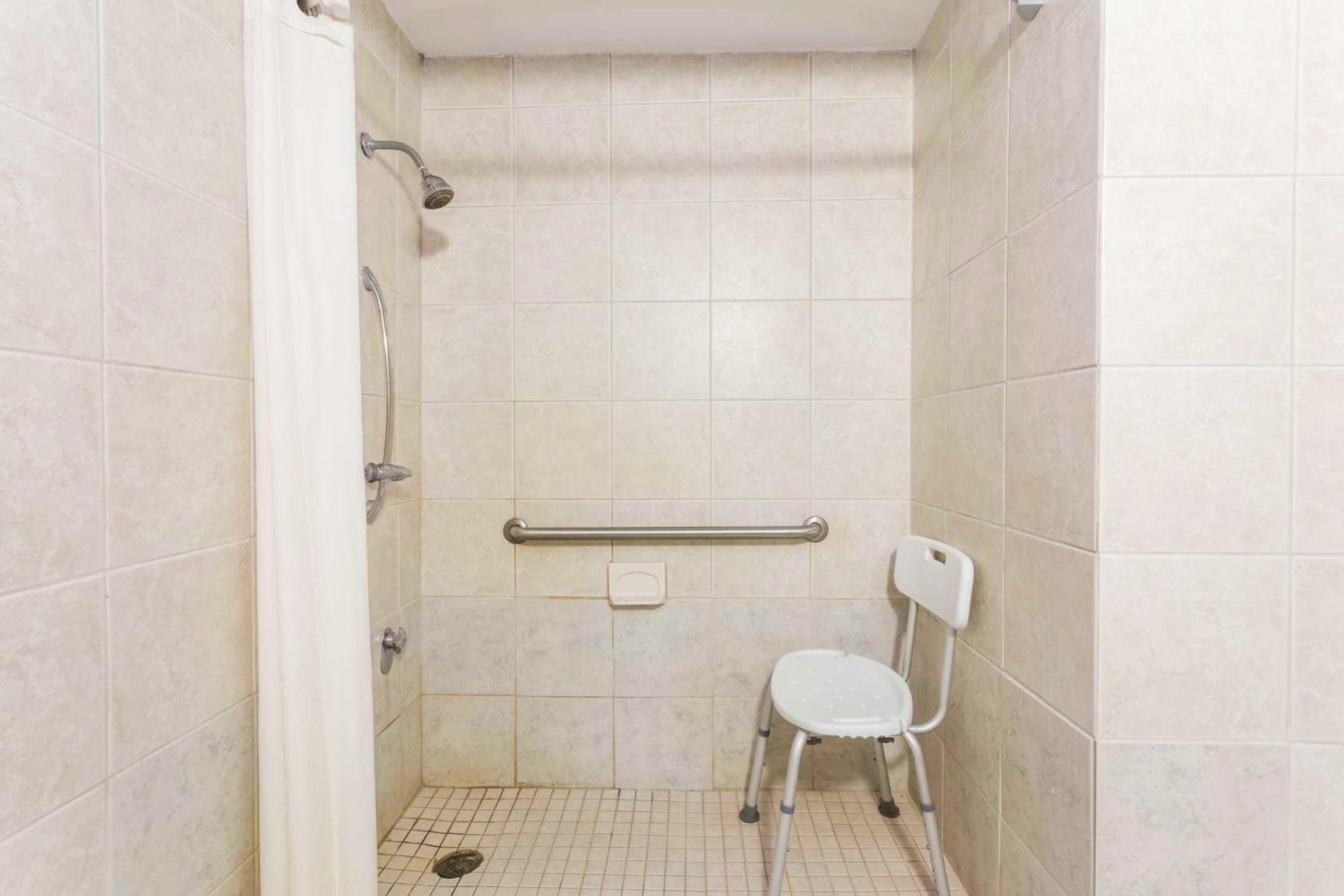 King Room - Mobility Access/Non-Smoking - Photo 3
