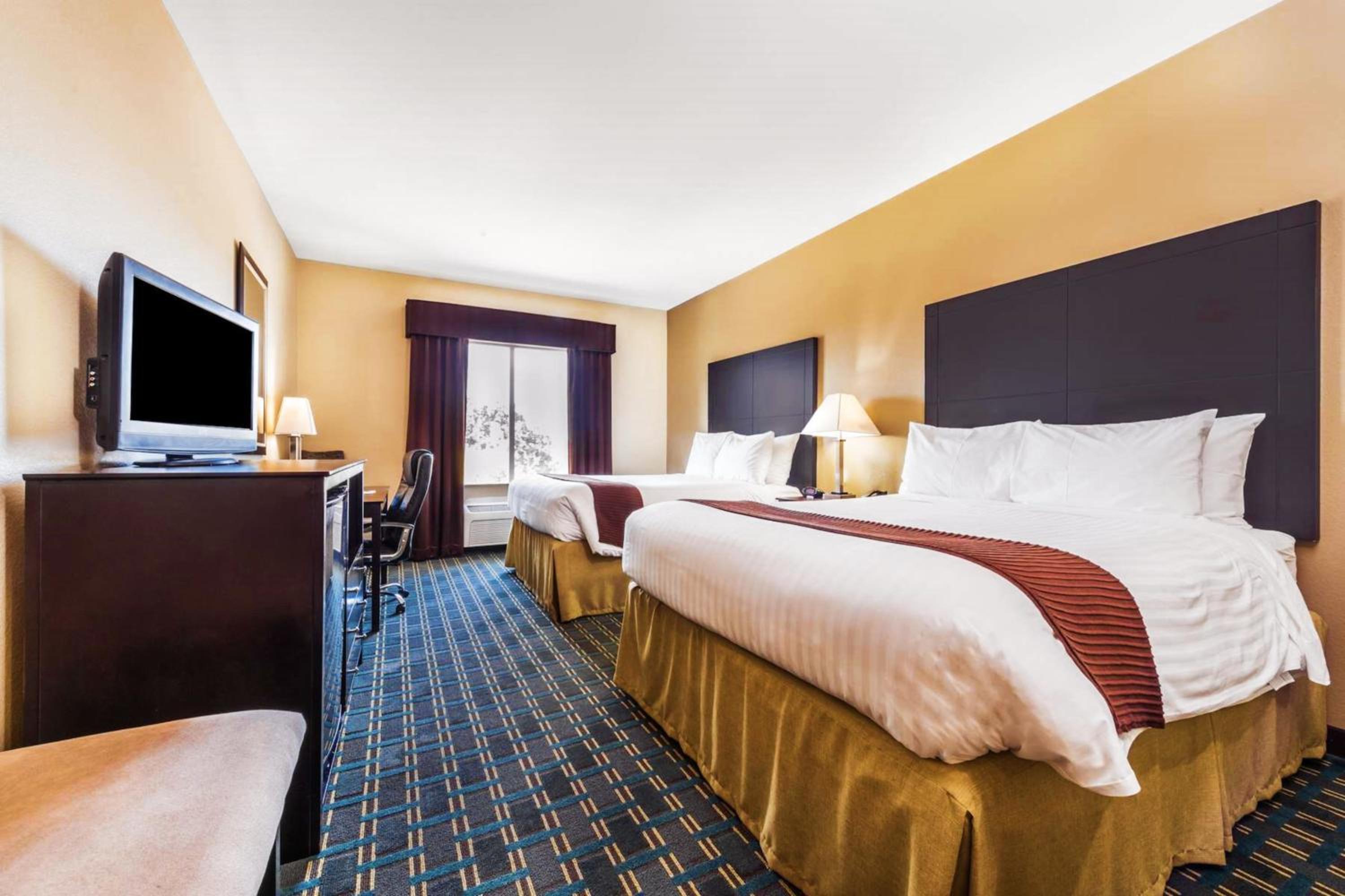 Queen Room with Two Queen Beds - Non-Smoking photo 2
