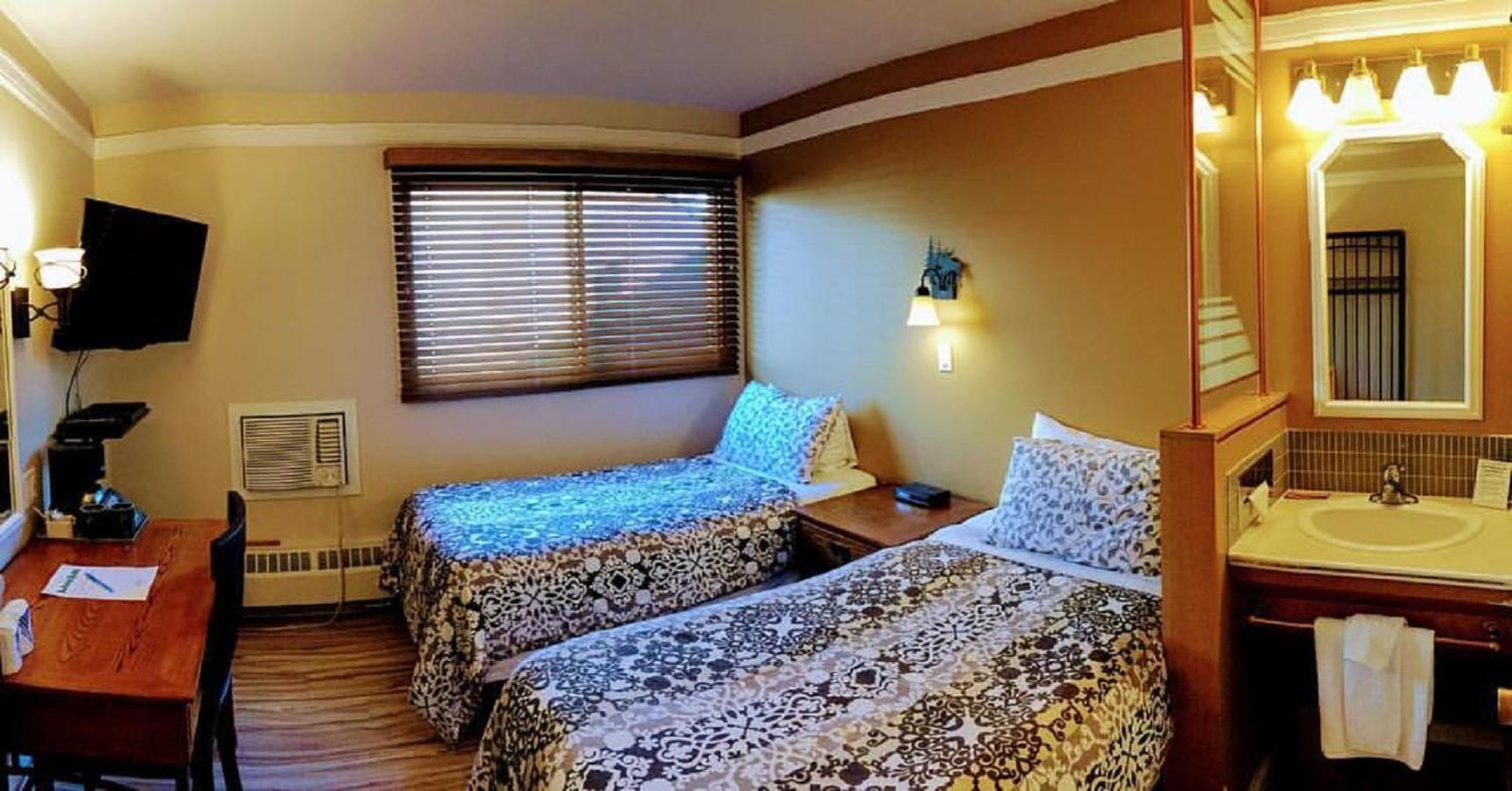 Standard Twin Room with Two Twin Beds photo 3