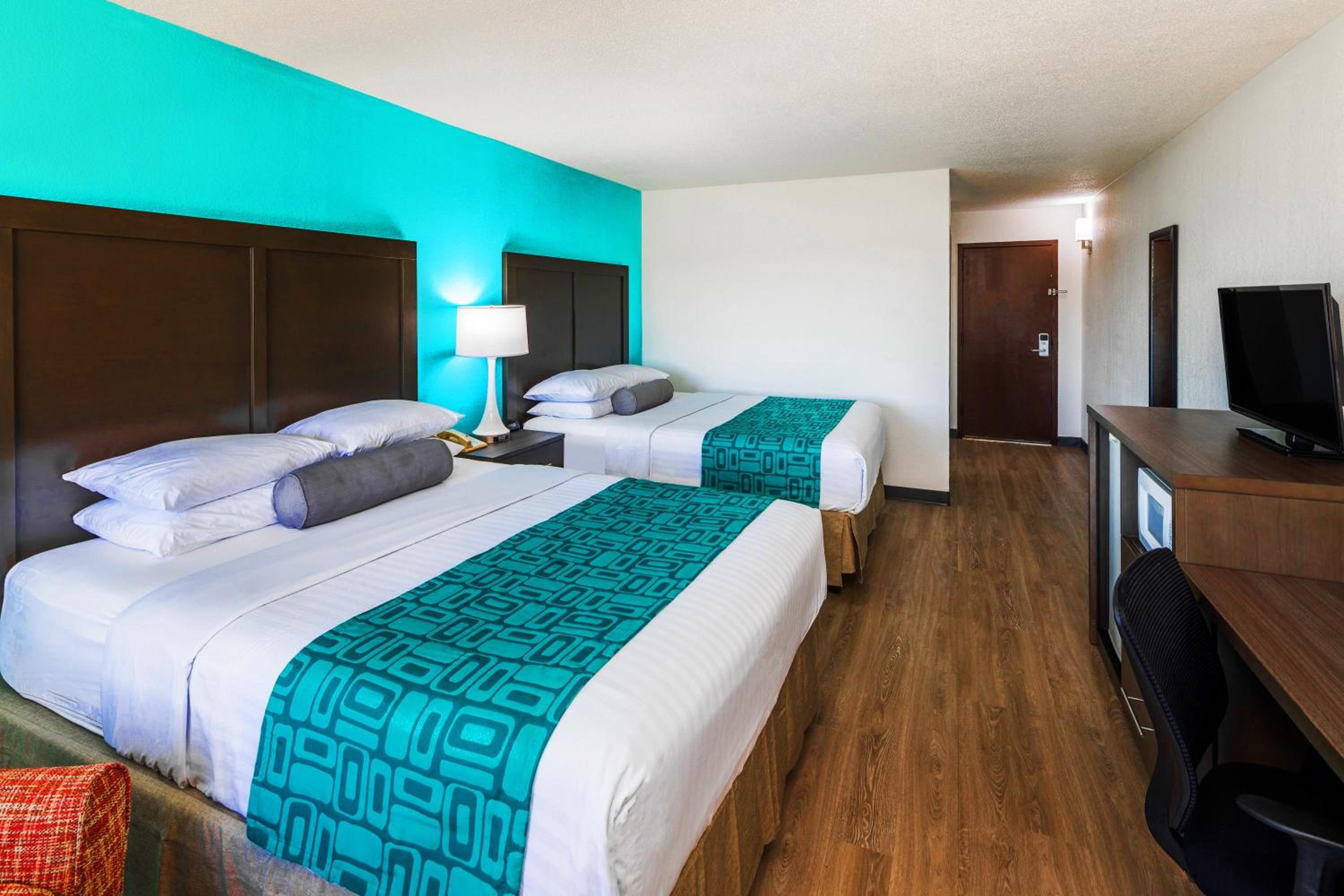 Queen Room with Two Queen Beds and View - Non-Smoking - Photo 3