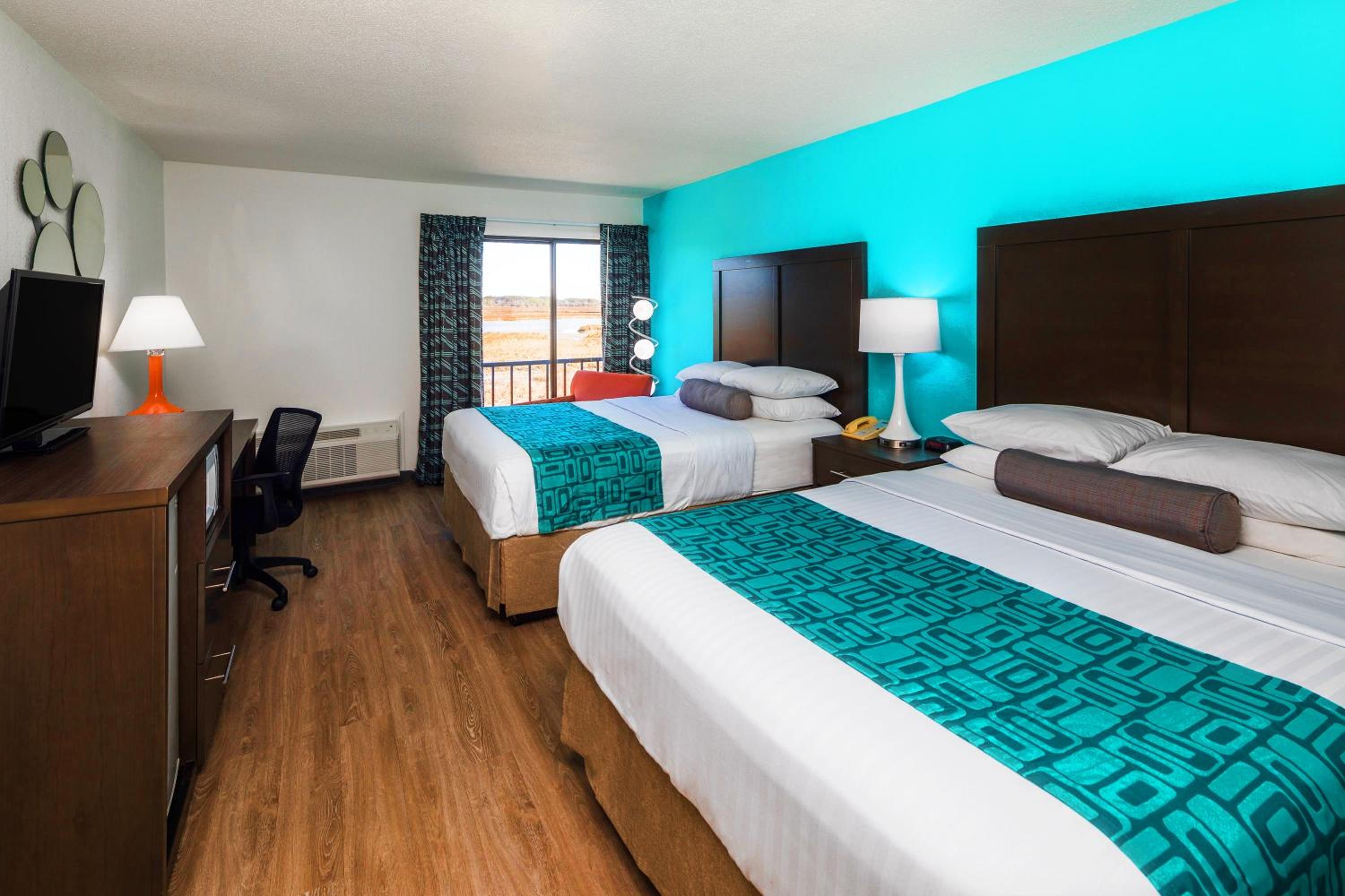 Queen Room with Two Queen Beds and View - Non-Smoking - Photo 1