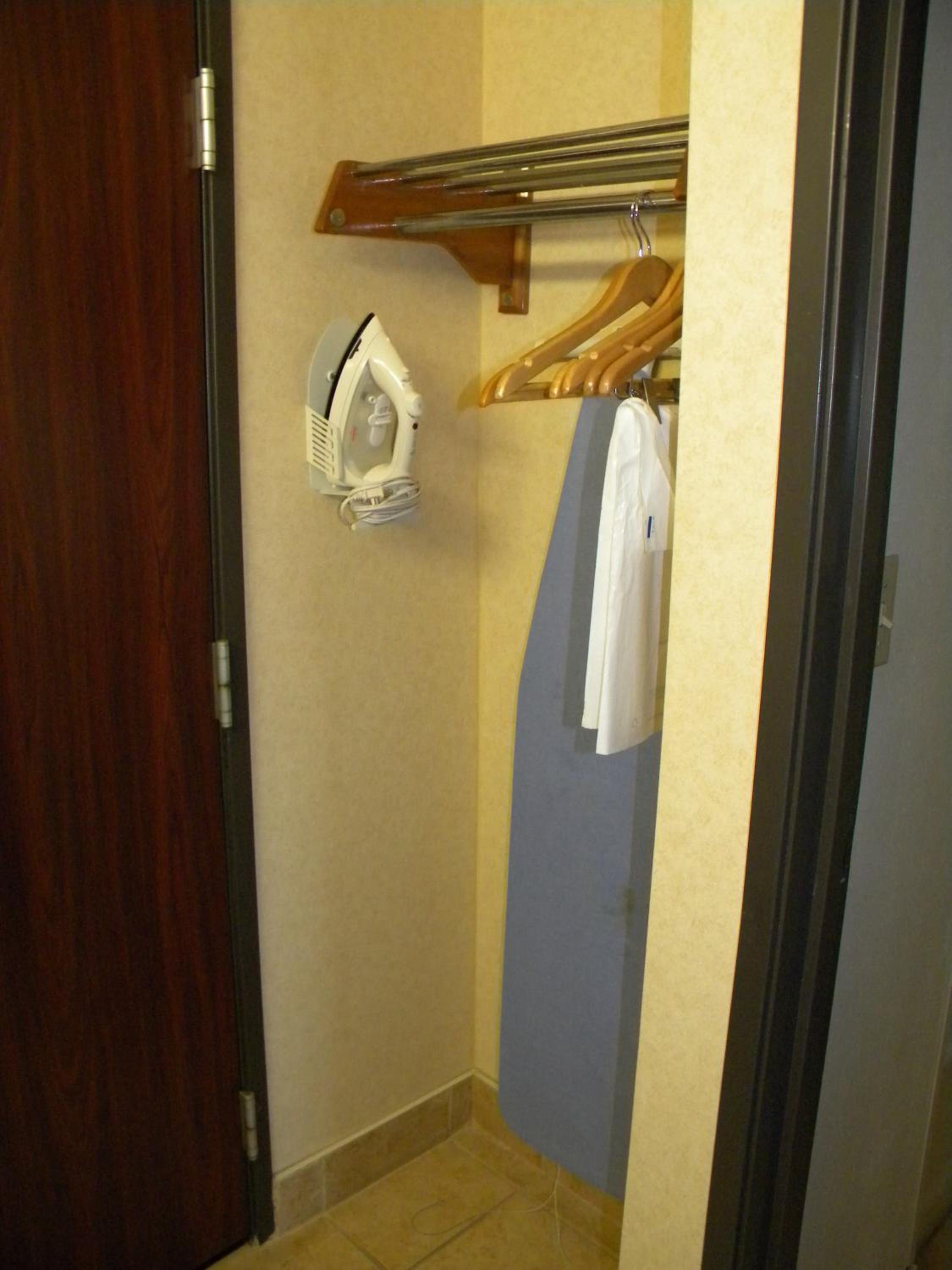 King Room - Non-Smoking - Photo 7
