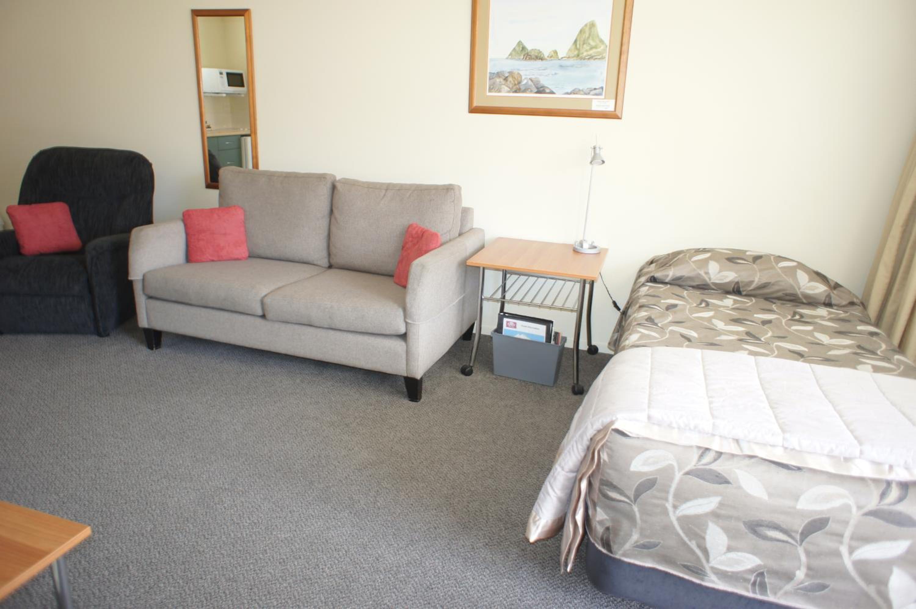 One-Bedroom Apartment photo 3