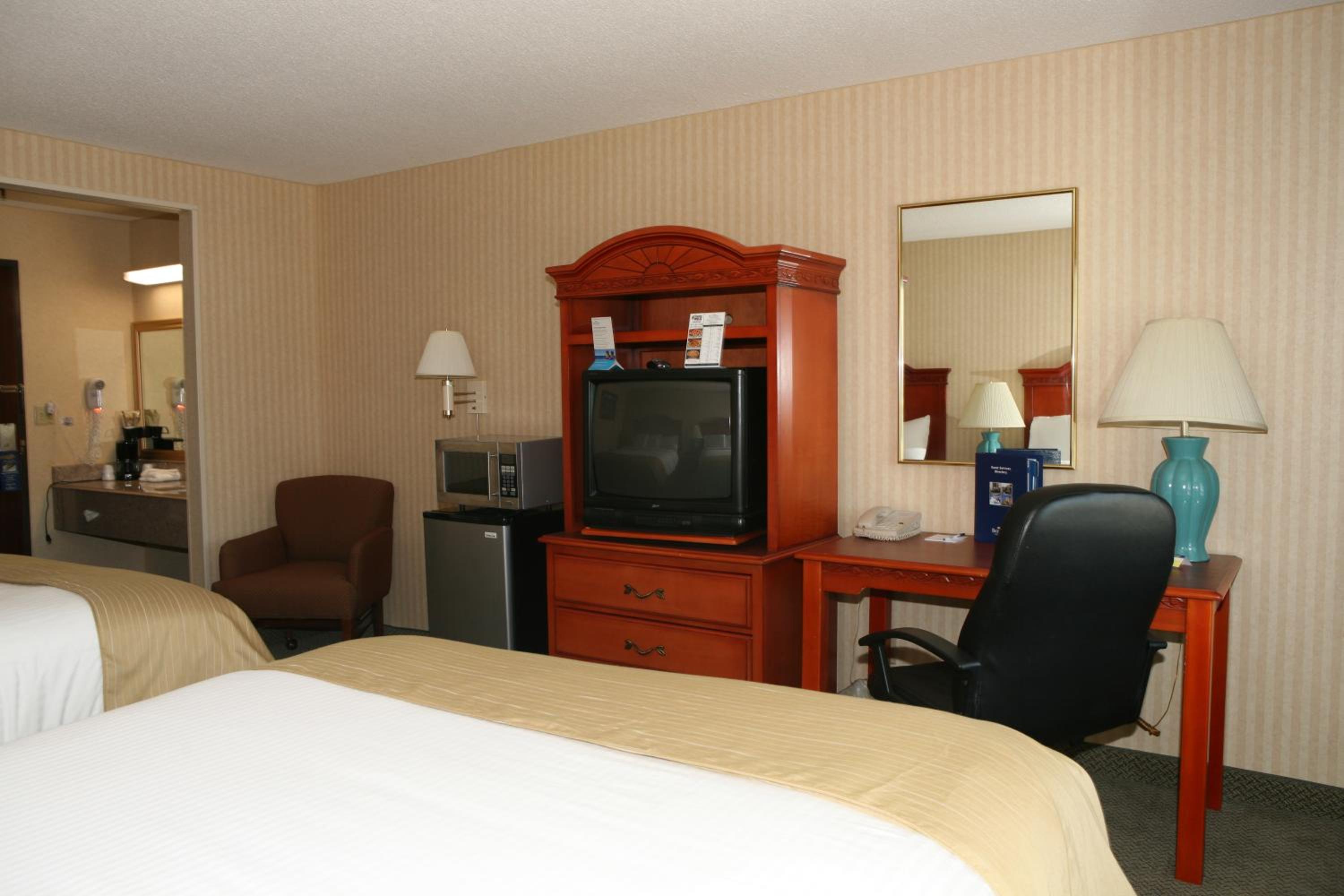 Queen Room with Two Queen Beds - Non-Smoking - Photo 2