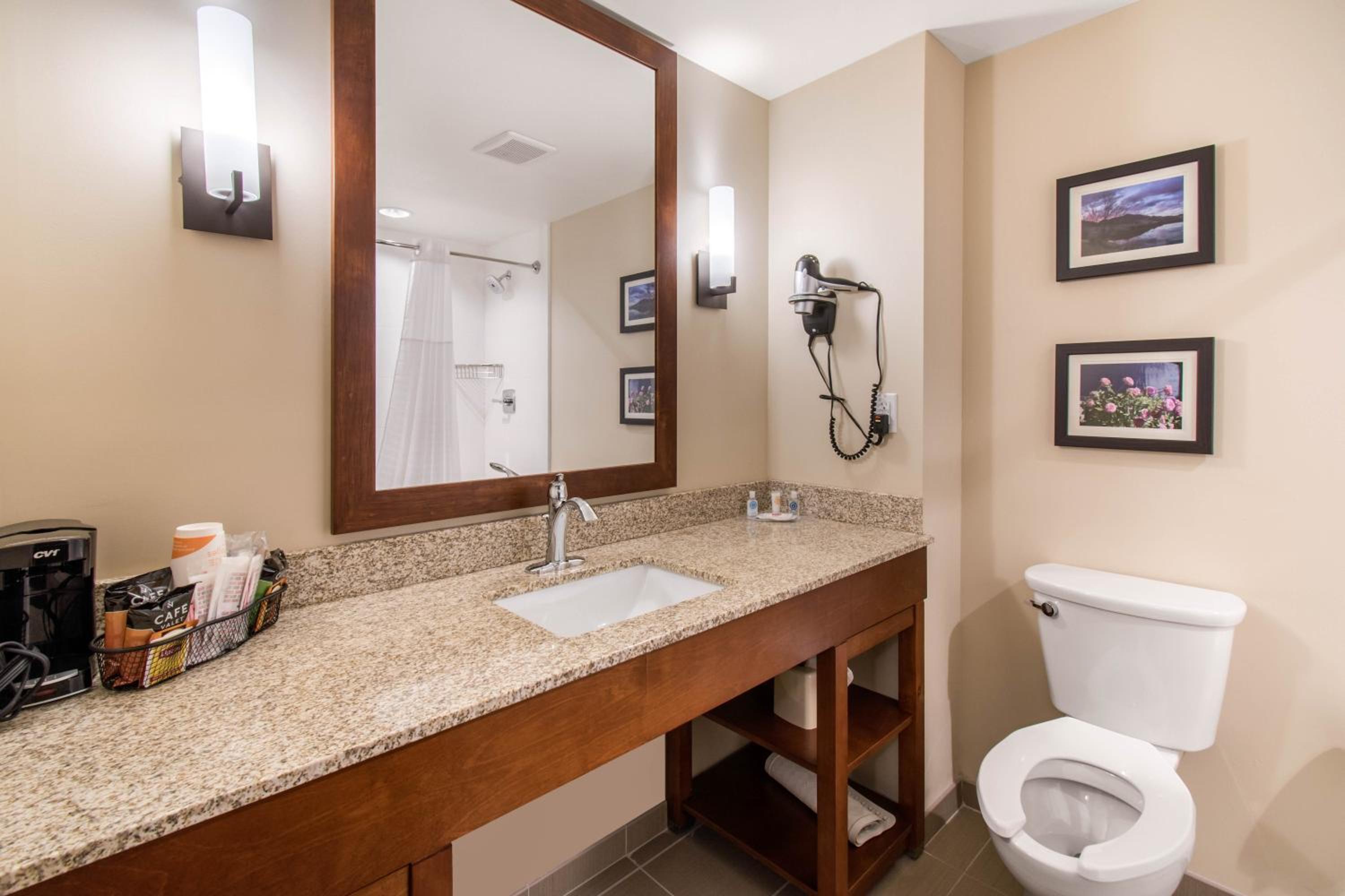 King Suite with Spa Bath - Non-Smoking photo 3