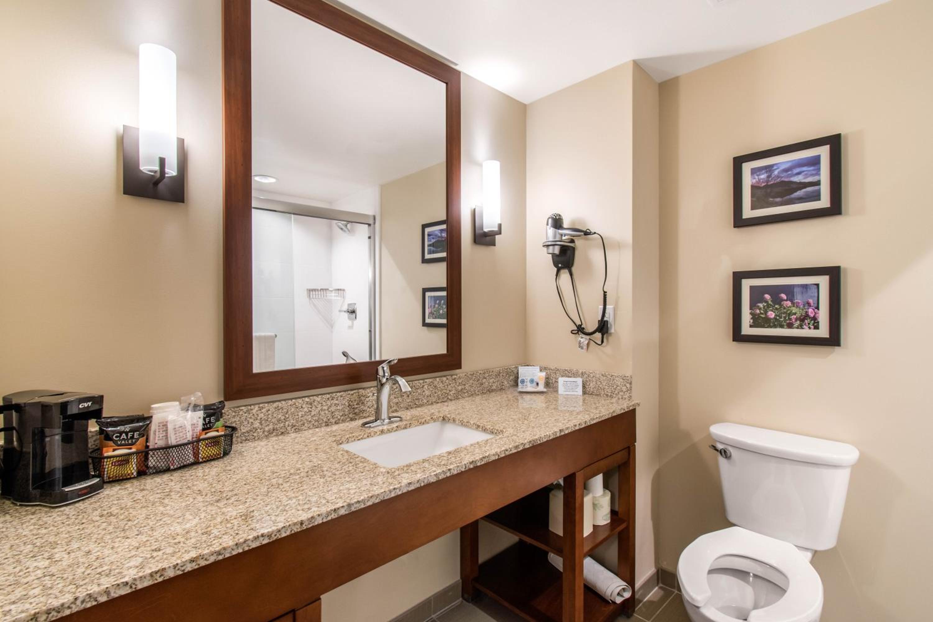 King Suite with Spa Bath - Non-Smoking photo 2