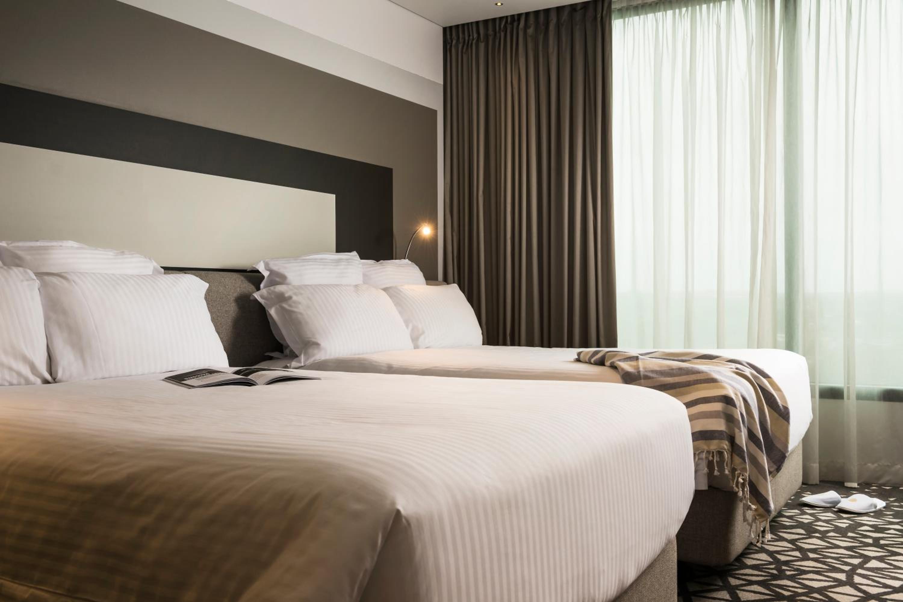 Deluxe Executive Double Room with Two Double Beds - High Floor thumbnail 6