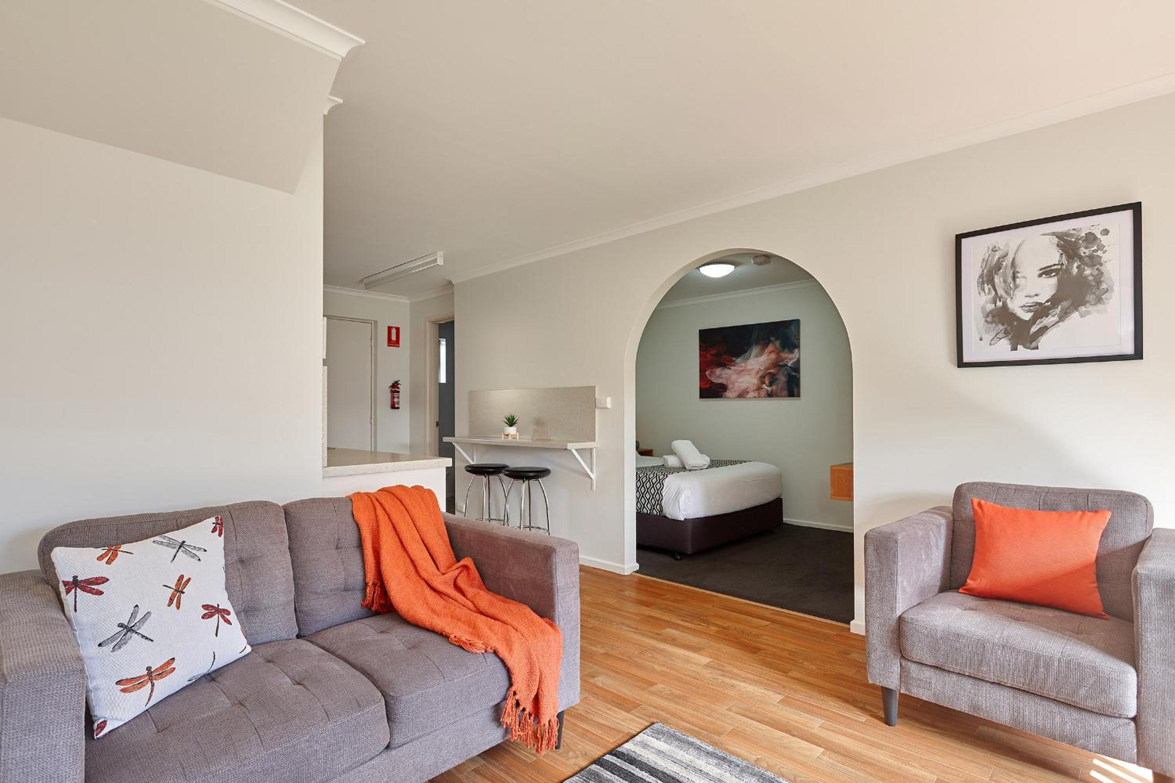 Two-Bedroom Apartment with shared Courtyard includes Free Parking and Wifi photo 3