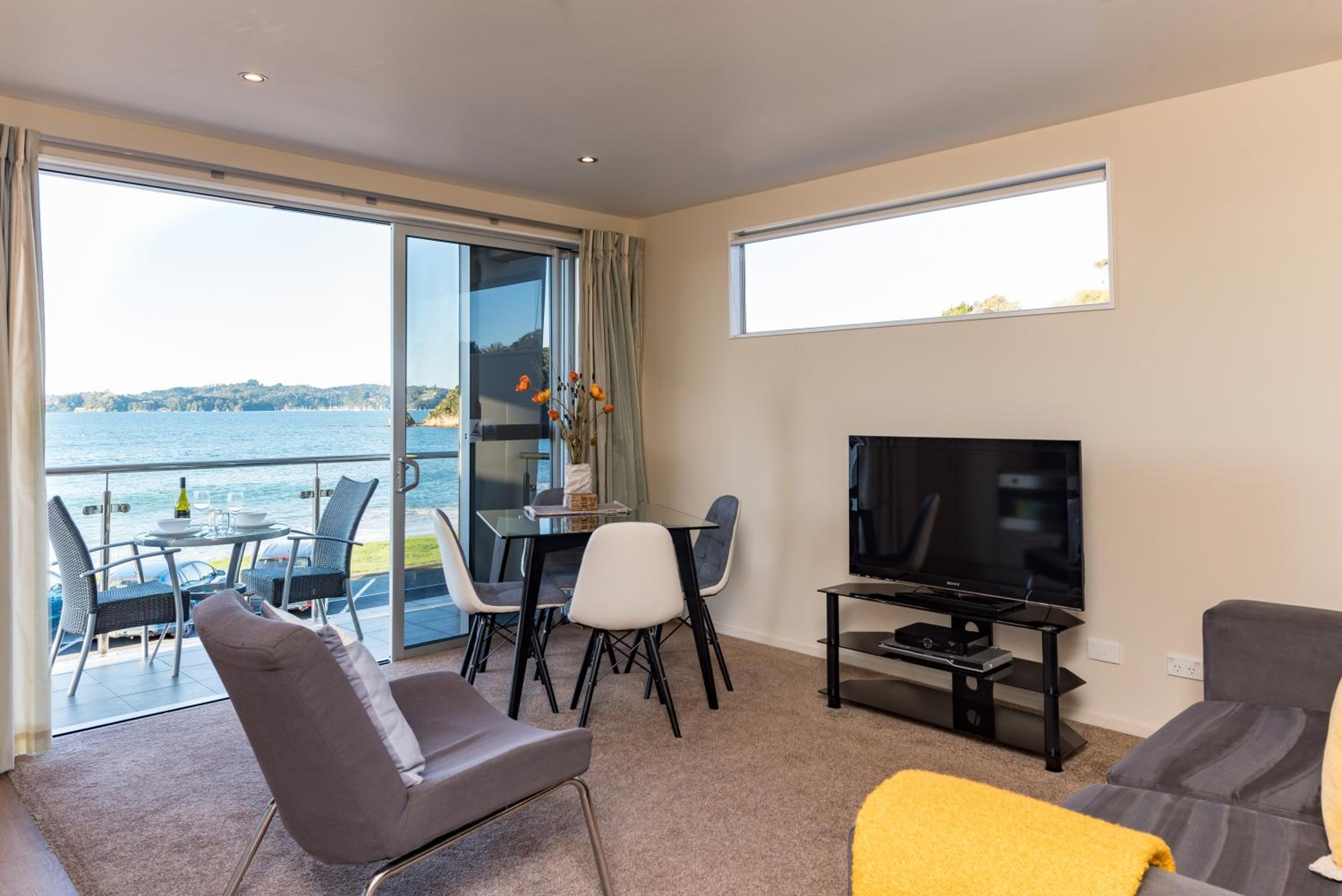 One-Bedroom Apartment - Water Front photo 1