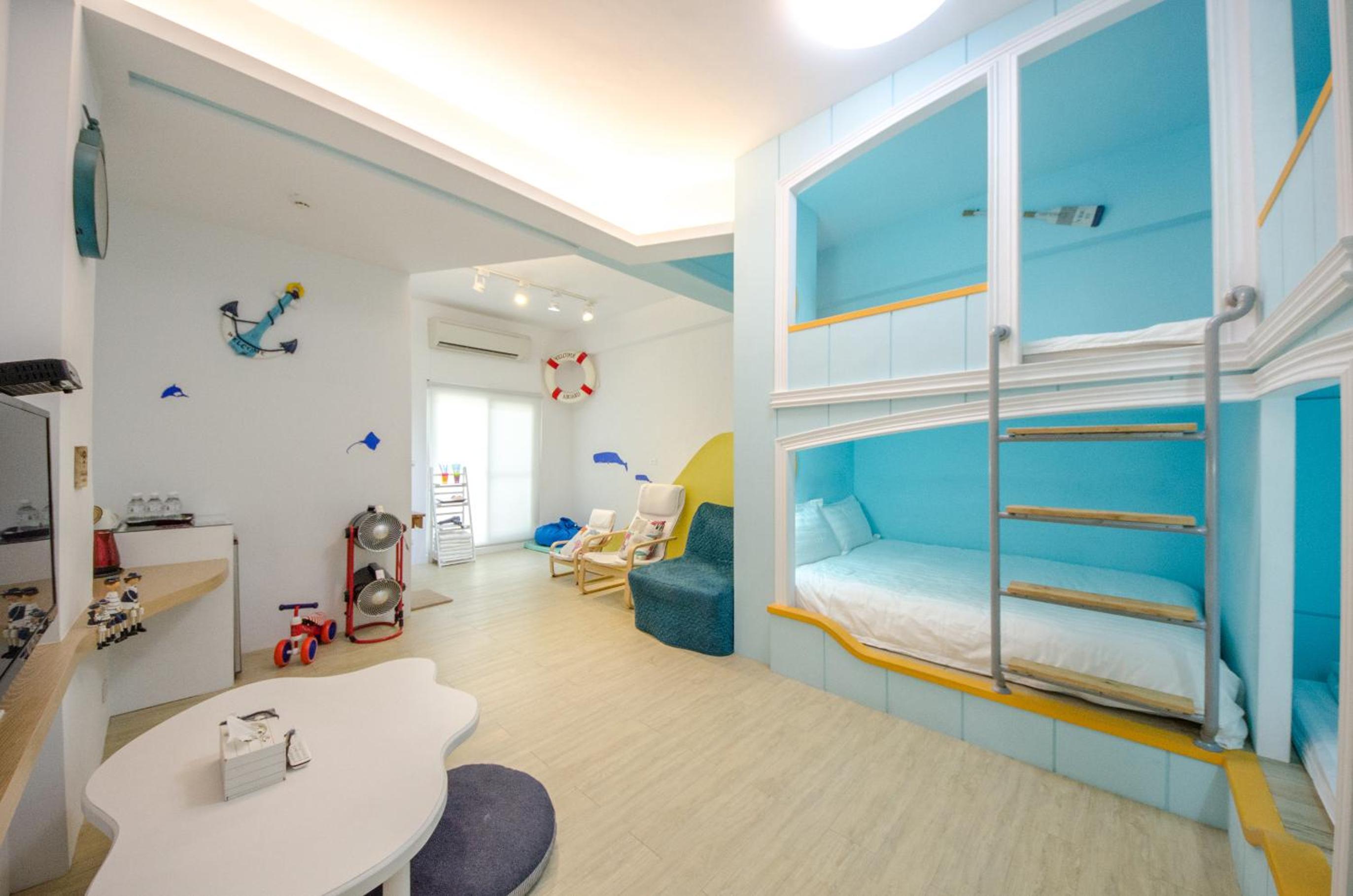 Family Room with Private Bathroom photo 3