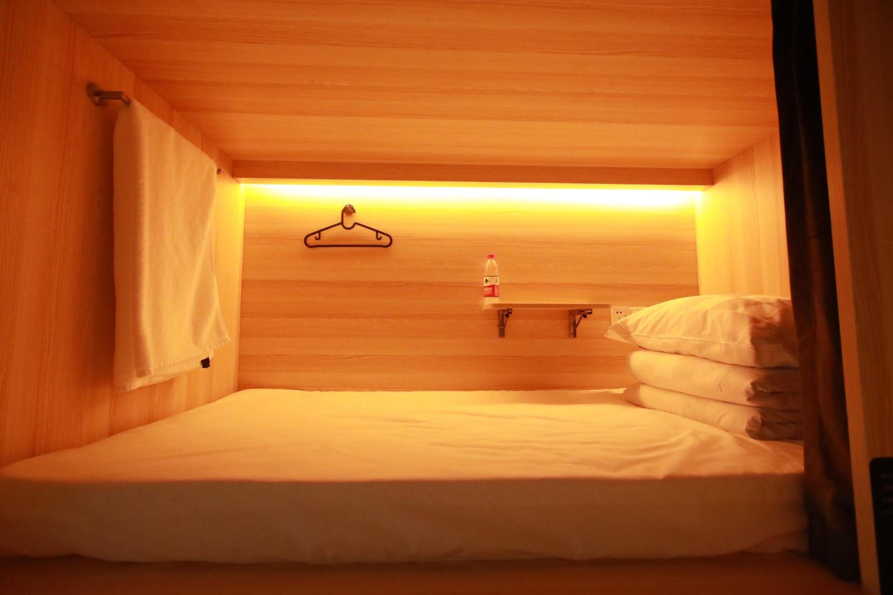 Bed in 10-Bed Male Dormitory Room photo 3