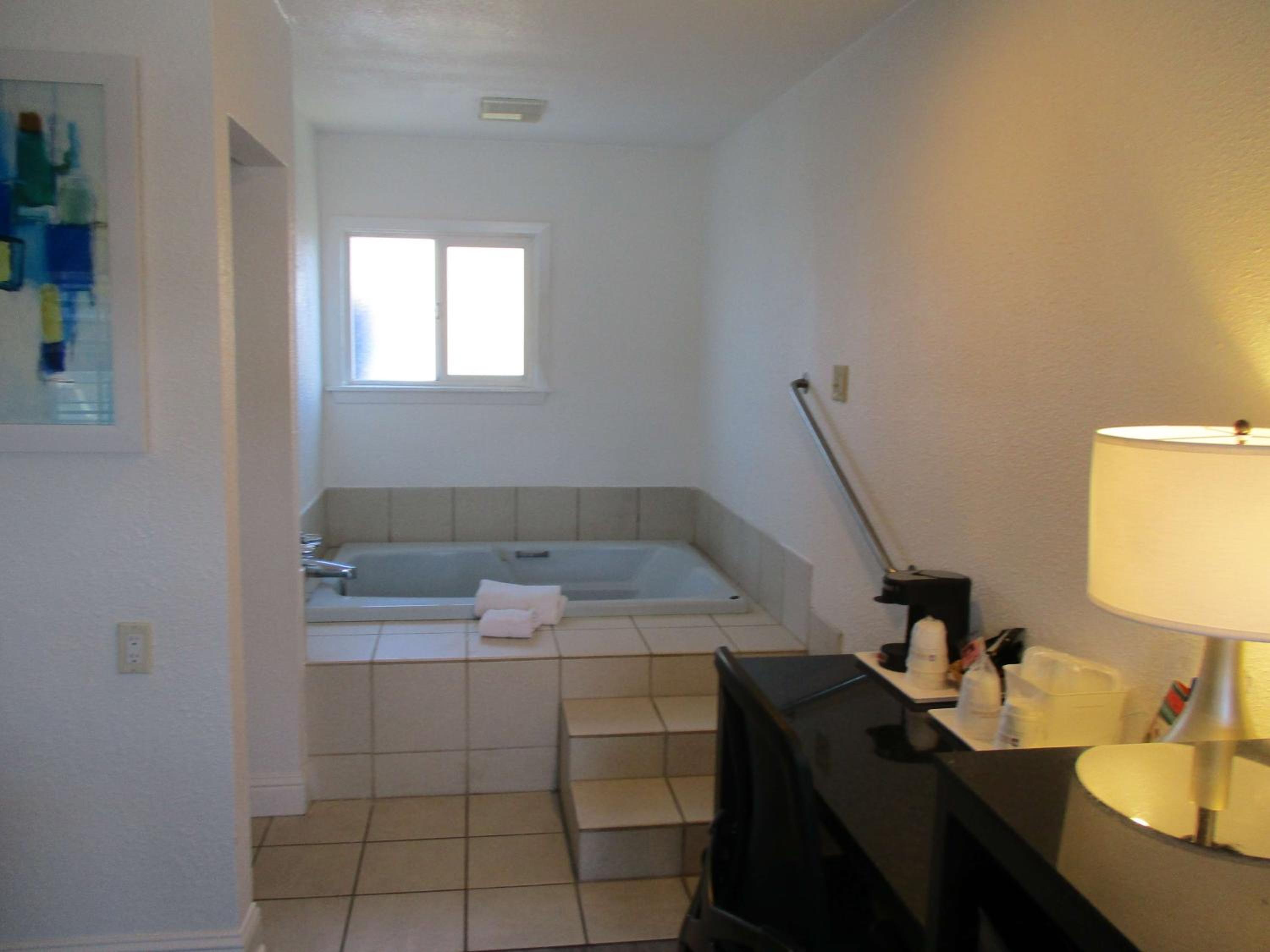 Queen Suite with Jacuzzi - Photo 13