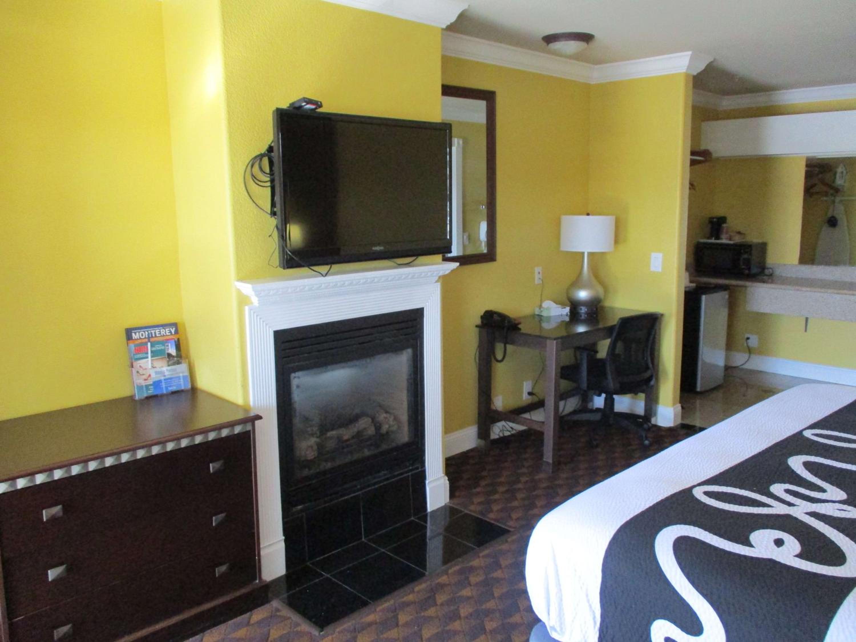 King Room with Fireplace - Photo 13
